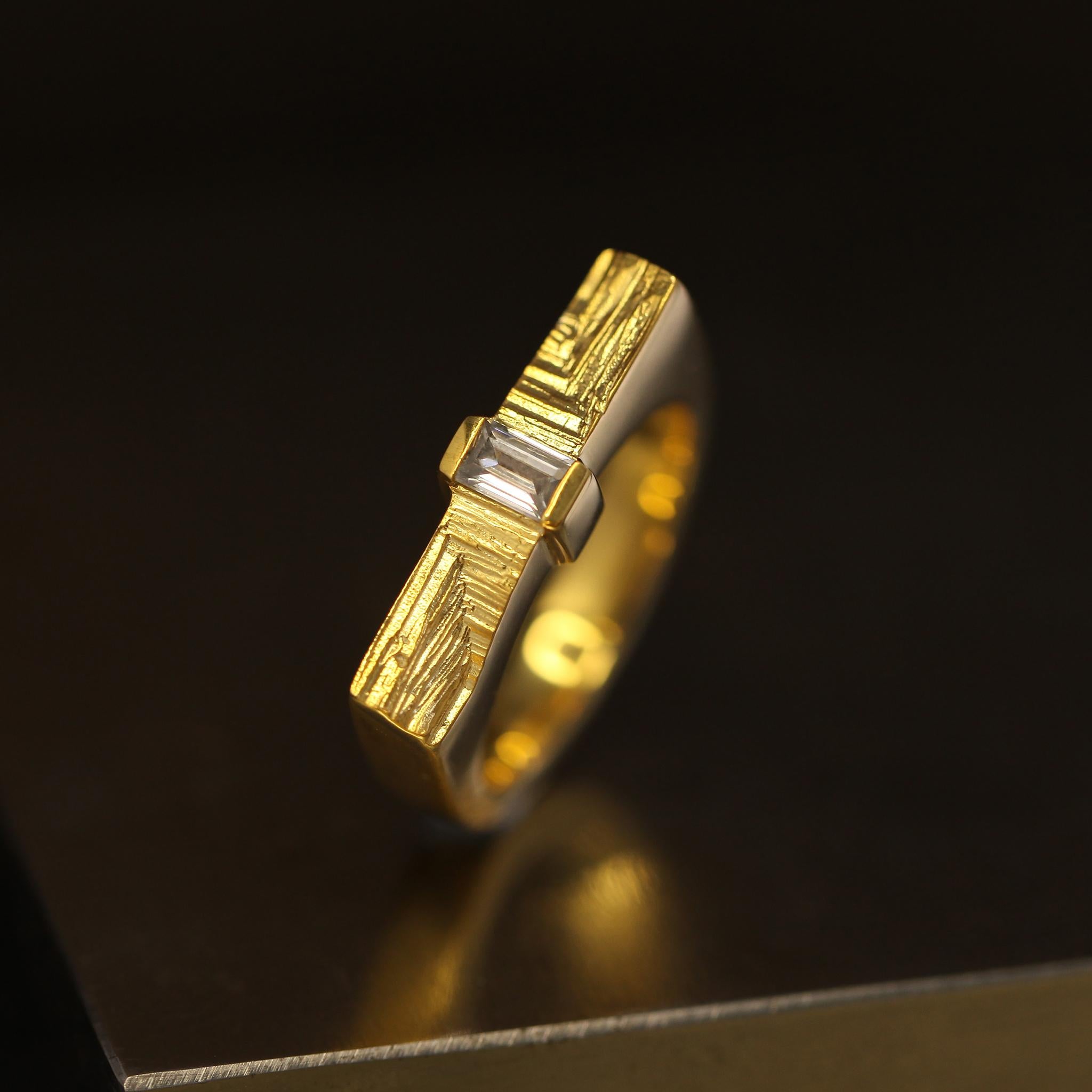 Anello statement in oro giallo con diamante baguette da 0,3 carati - AGATA KARWOWSKA in vendita 2