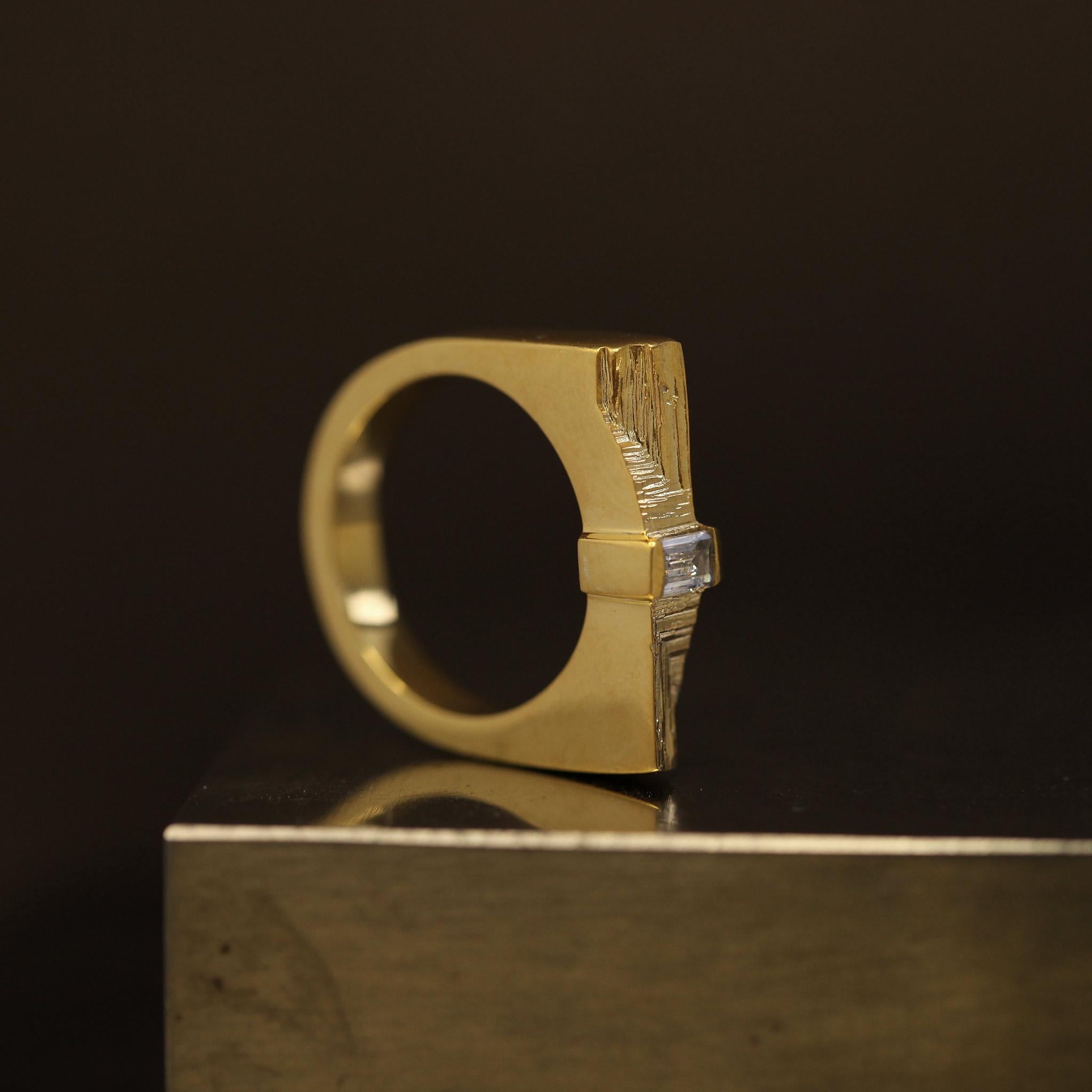 Anello statement in oro giallo con diamante baguette da 0,3 carati - AGATA KARWOWSKA in vendita 3