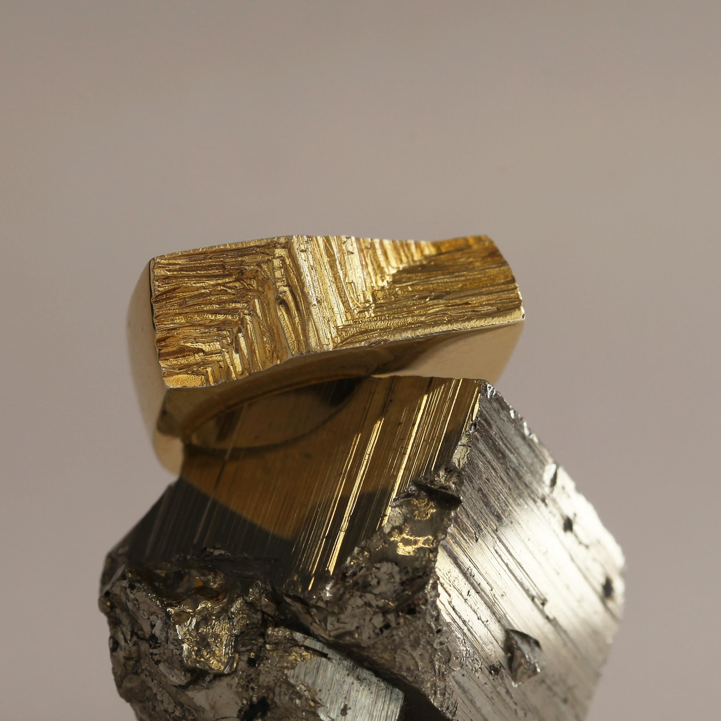 For Sale:  XYZ In Signum Modernist Sculptural Gold Statement Ring 10