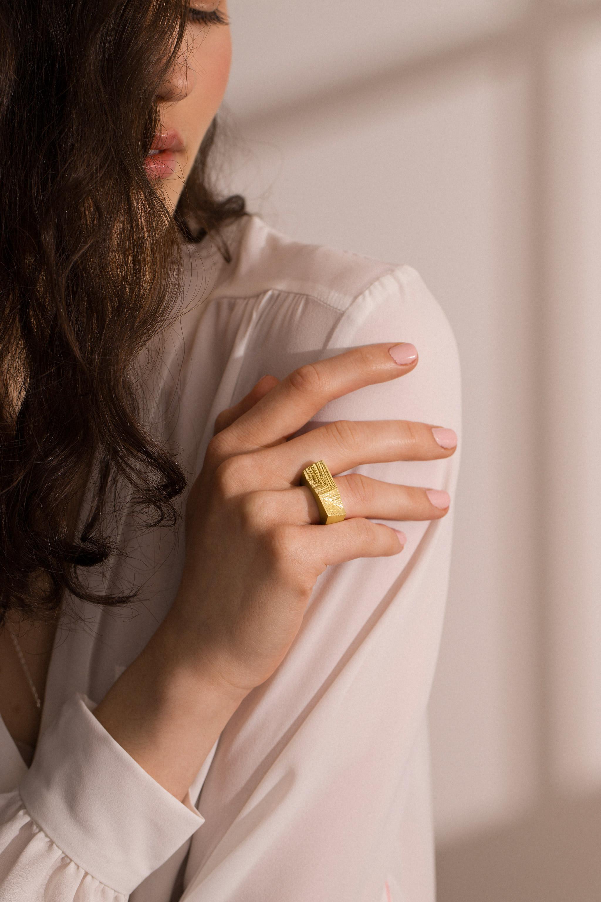 For Sale:  XYZ In Signum Modernist Sculptural Gold Statement Ring 2