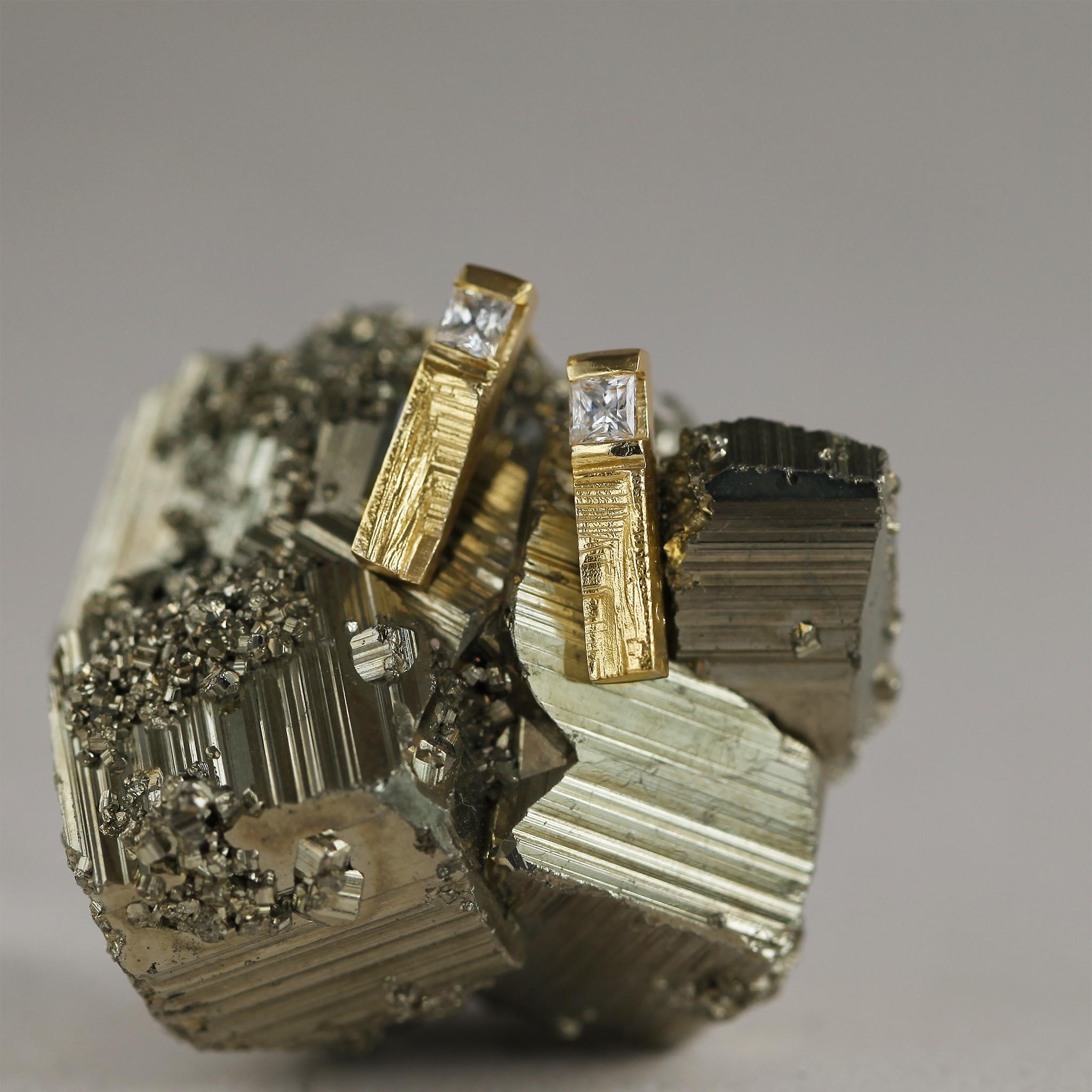 XYZ Lumae 0.36 Carat Diamond Gold Modernist Stud Earrings In New Condition For Sale In Chinnor, South Oxfordshire