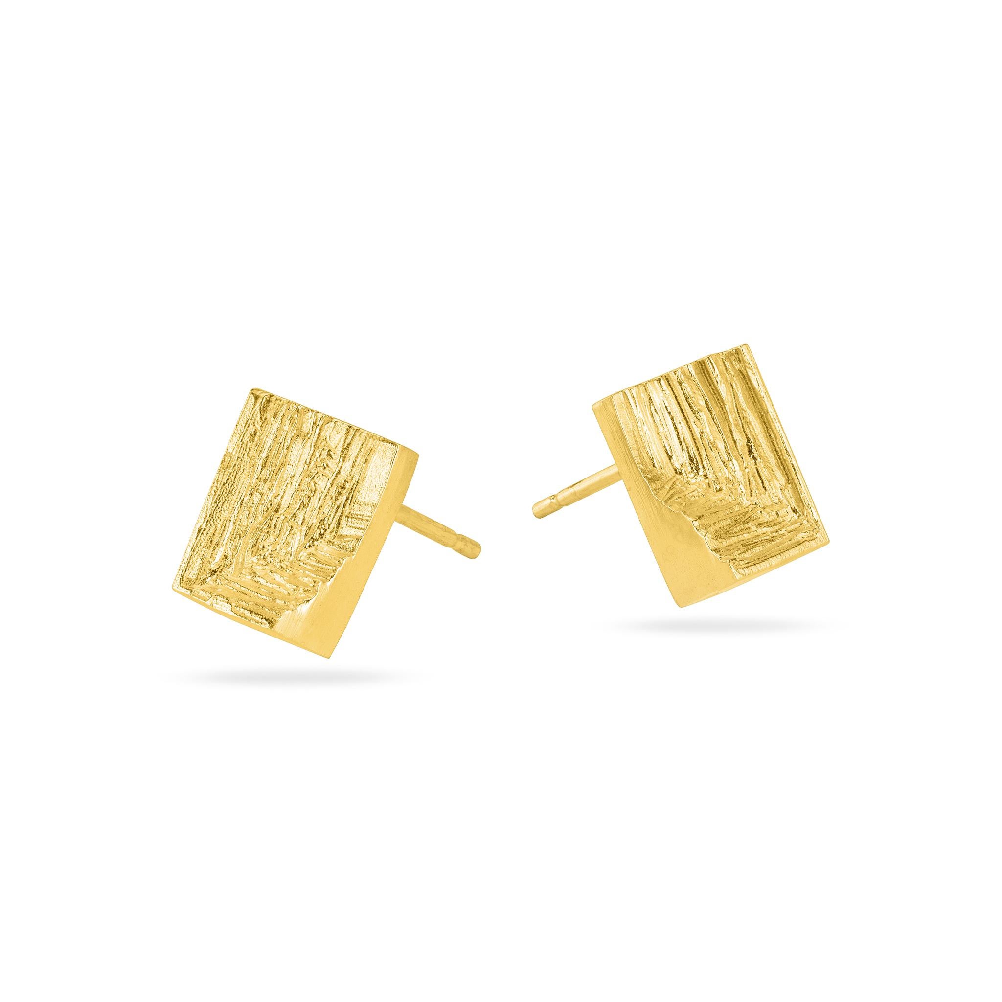 Created from recycled 18-karat gold, the XYZ Modul earrings are inspired by the precision of modern architecture and the intricate patterns of mineral growth. Their blocky silhouettes command presence through a deliberate dialogue of substance and