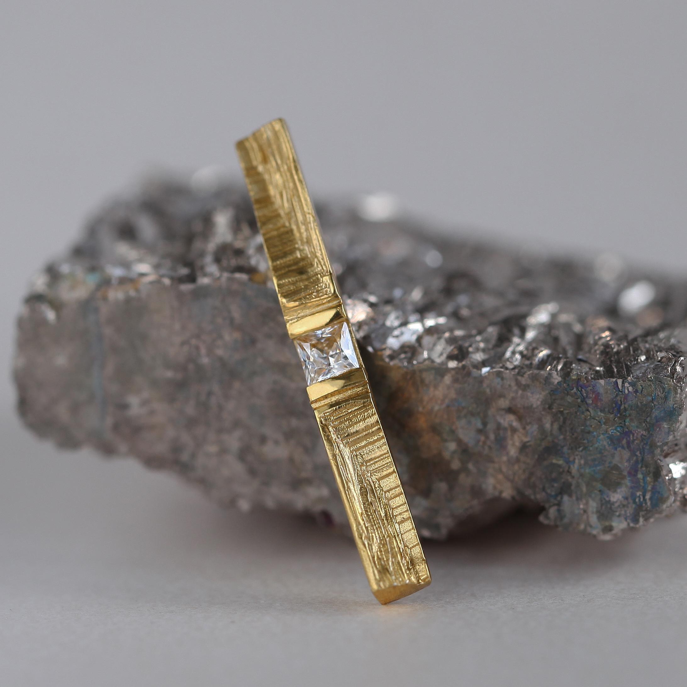 The XYZ Solis earring in 18-karat gold embodies a singular gesture, as though architectural purity intersects with geological intricacy.

A linear silhouette traces a lucid axis, punctuated by a princess-cut diamond that marks an origin point. From