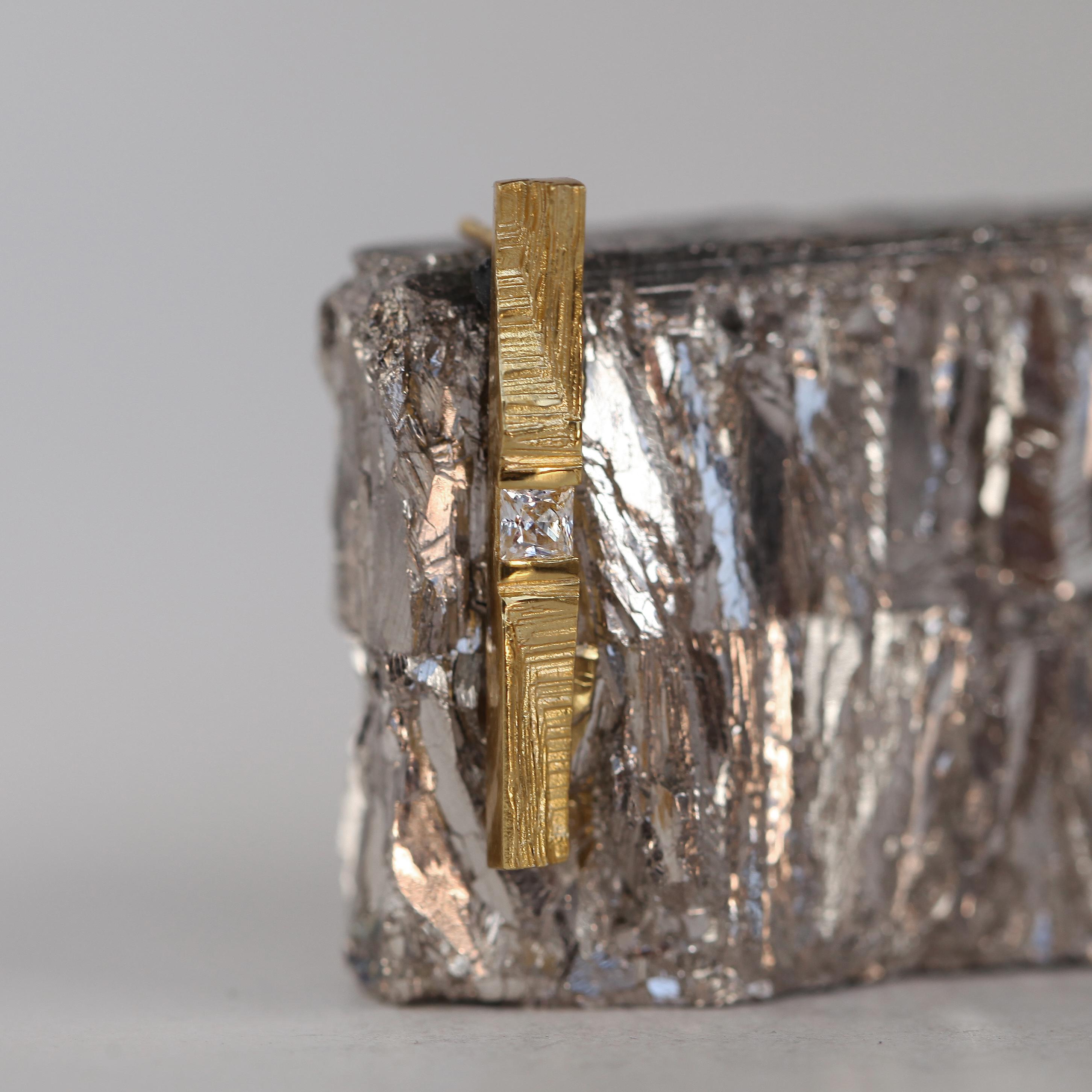 XYZ Solis 0.2 Carat Princess Cut Diamond Gold Modernist Statement Solo Earring In New Condition For Sale In Chinnor, South Oxfordshire