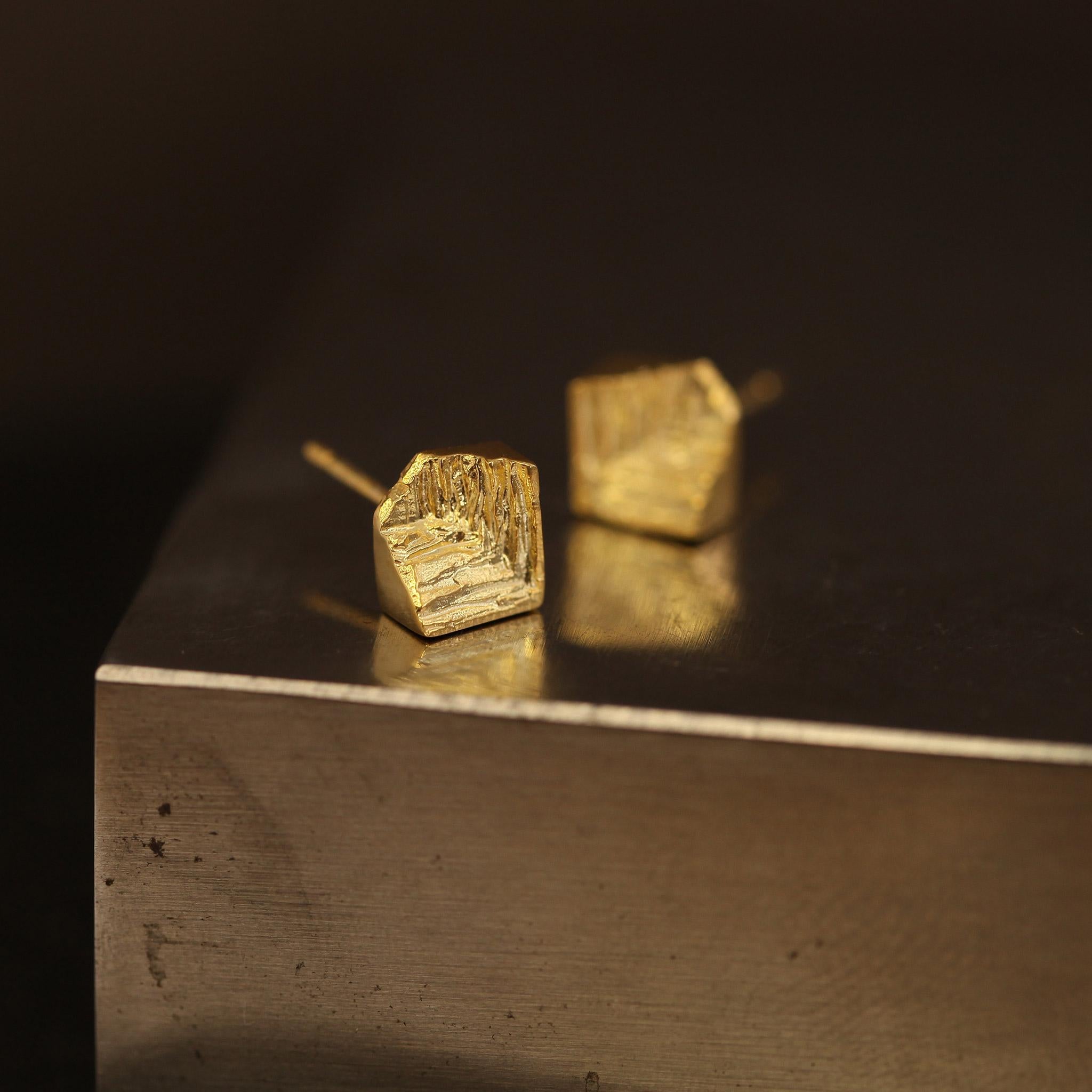 XYZ Vox - Orecchini a perno modernisti in oro 18 carati - Agata Karwowska In condizioni Nuovo in vendita a Chinnor, South Oxfordshire
