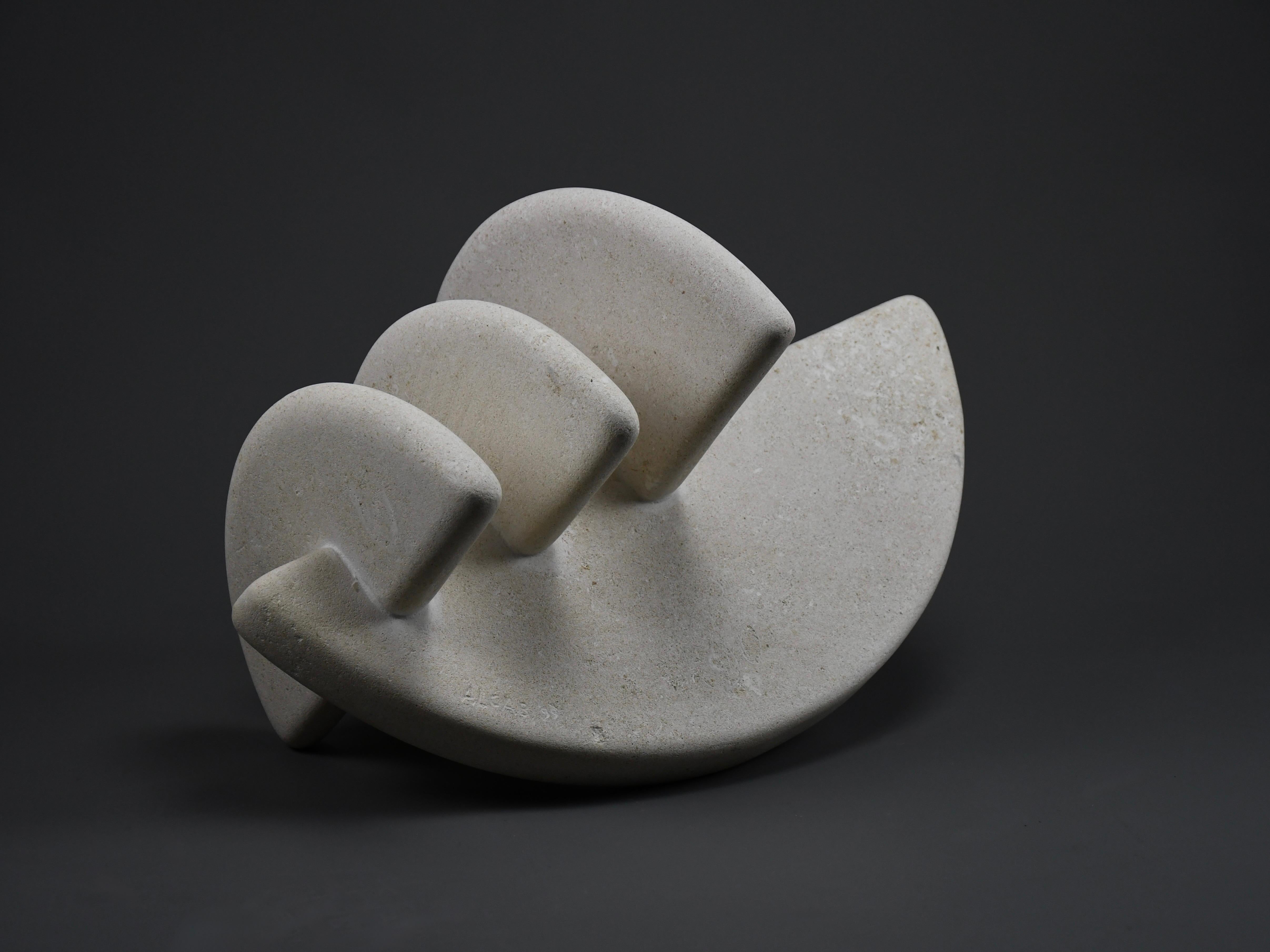 “XYZ4” by Alberto Cabiddu – A Harmonic Dialogue in Stone (1999) (Stein) im Angebot