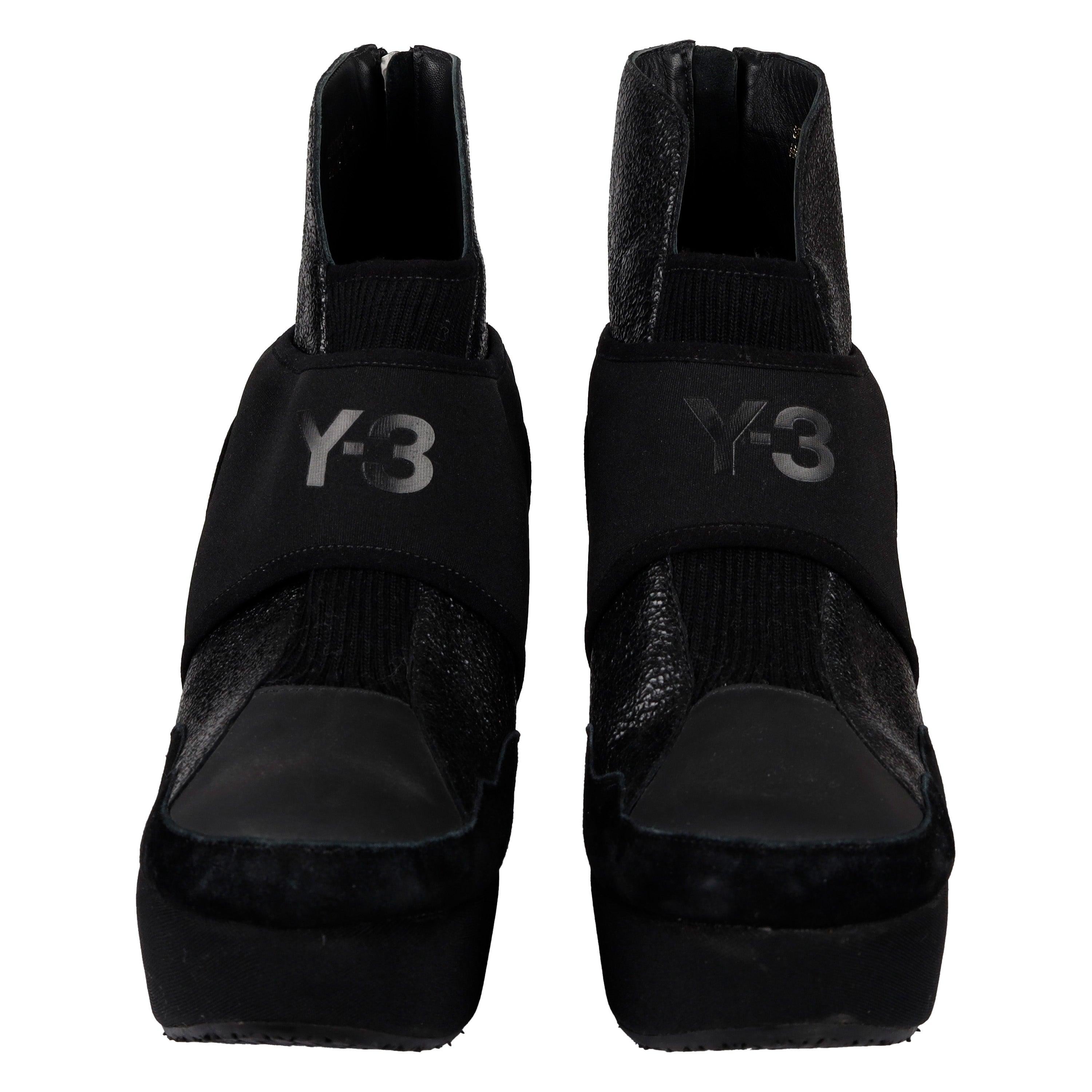 The Y-3 Ankle Boots are expertly crafted from luxurious leather and neoprene, with a laminated effect and a logo detail for a modern edge. These boots feature a zip closure, a round toe, a comfortable wedge heel and a leather lining for day-long