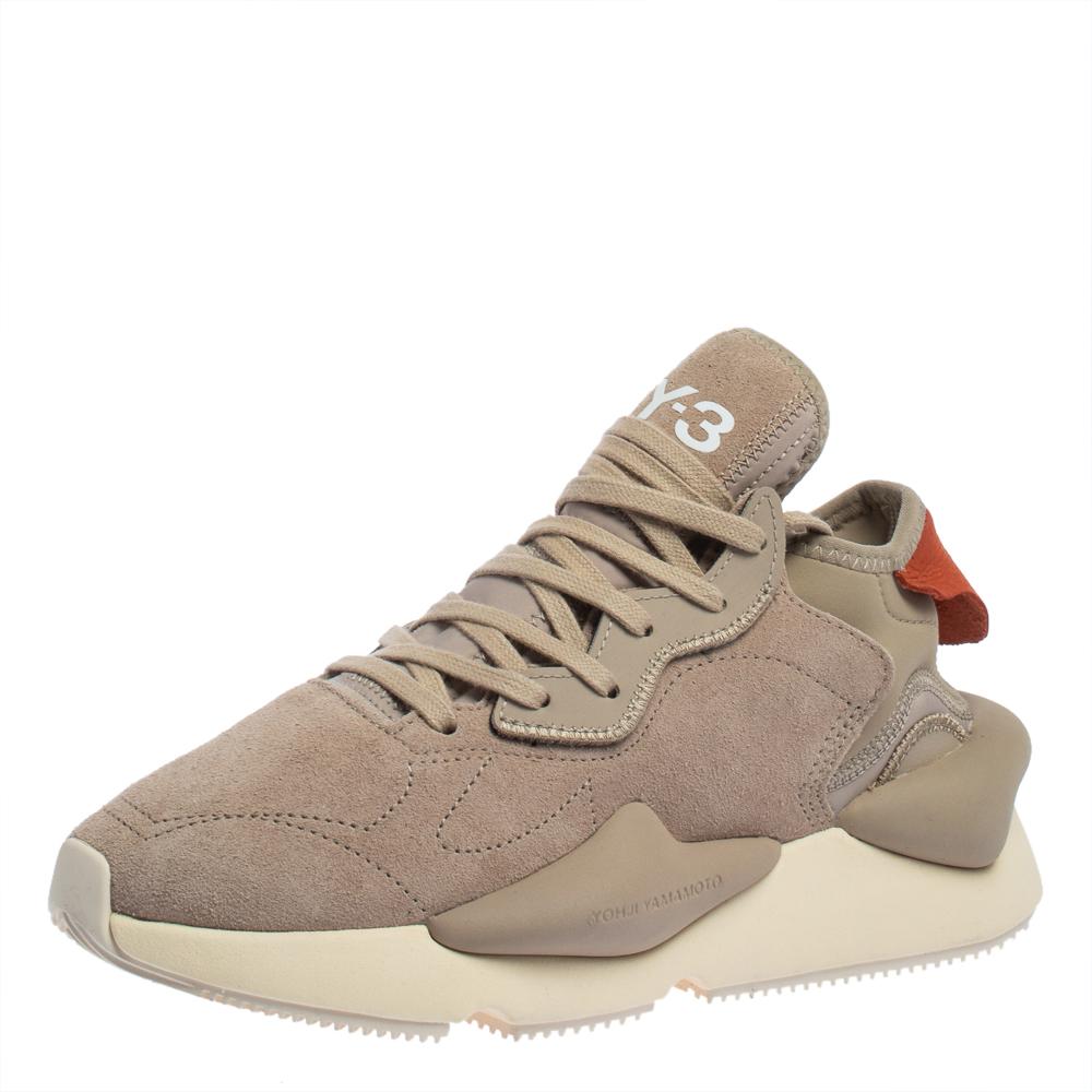 Dieser Kaiwa aus der Zusammenarbeit zwischen adidas und dem japanischen Designer Yohji Yamamoto hat eine Laufsilhouette. Die minimalistisch gestalteten beigefarbenen Sneaker sind aus hochwertigem & Plüschveloursleder genäht und mit dem Y-3-Detail::