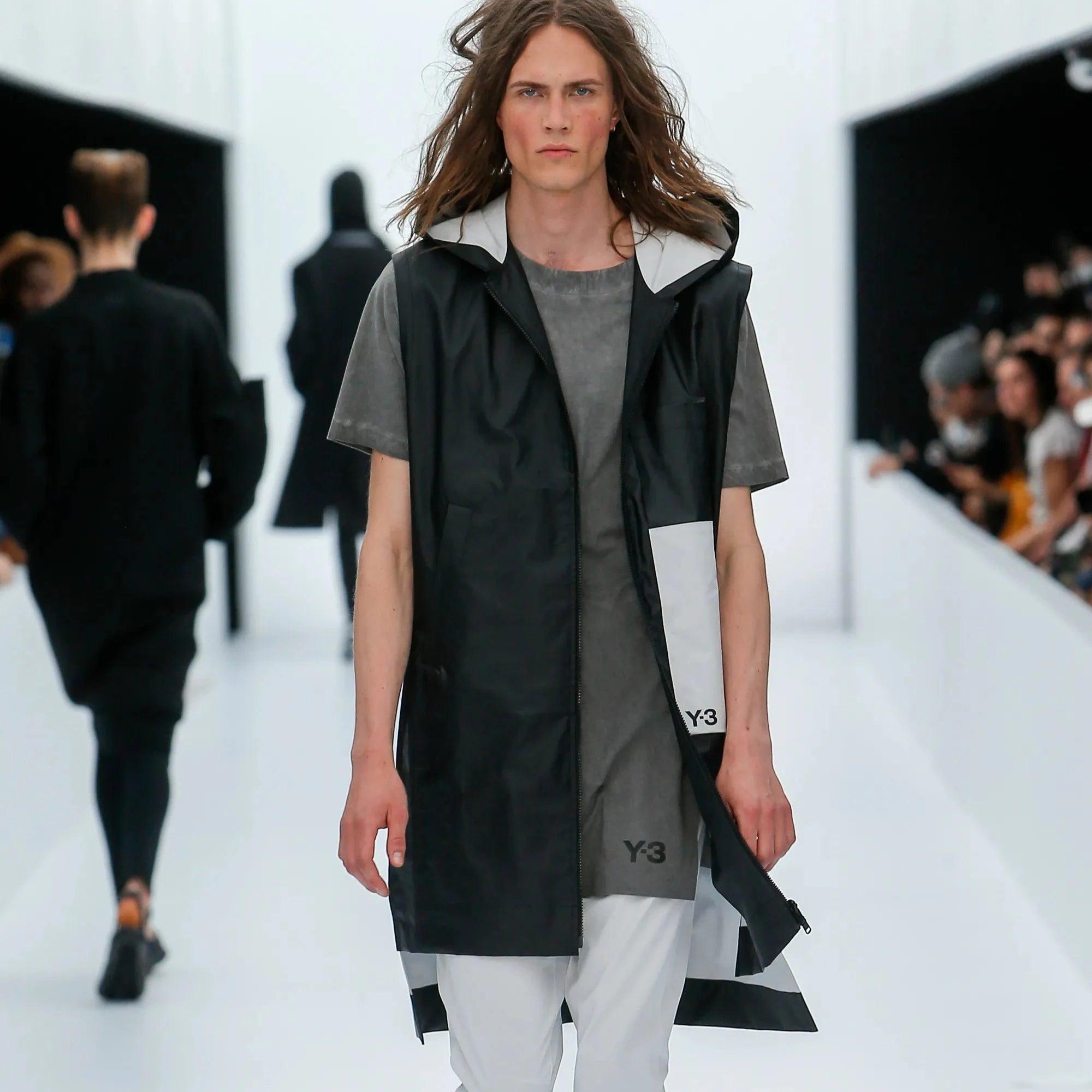 Chaqueta larga Y-3 de la pasarela Verano 2017. De algodón con una capa hidrófuga. Corte longline, cierre de cremallera y atrevida capucha. 
 Observaciones: hay algunas imperfecciones. 
 Material: Algodón 
 Medidas: Hombro:44;Busto:60;Largo:104