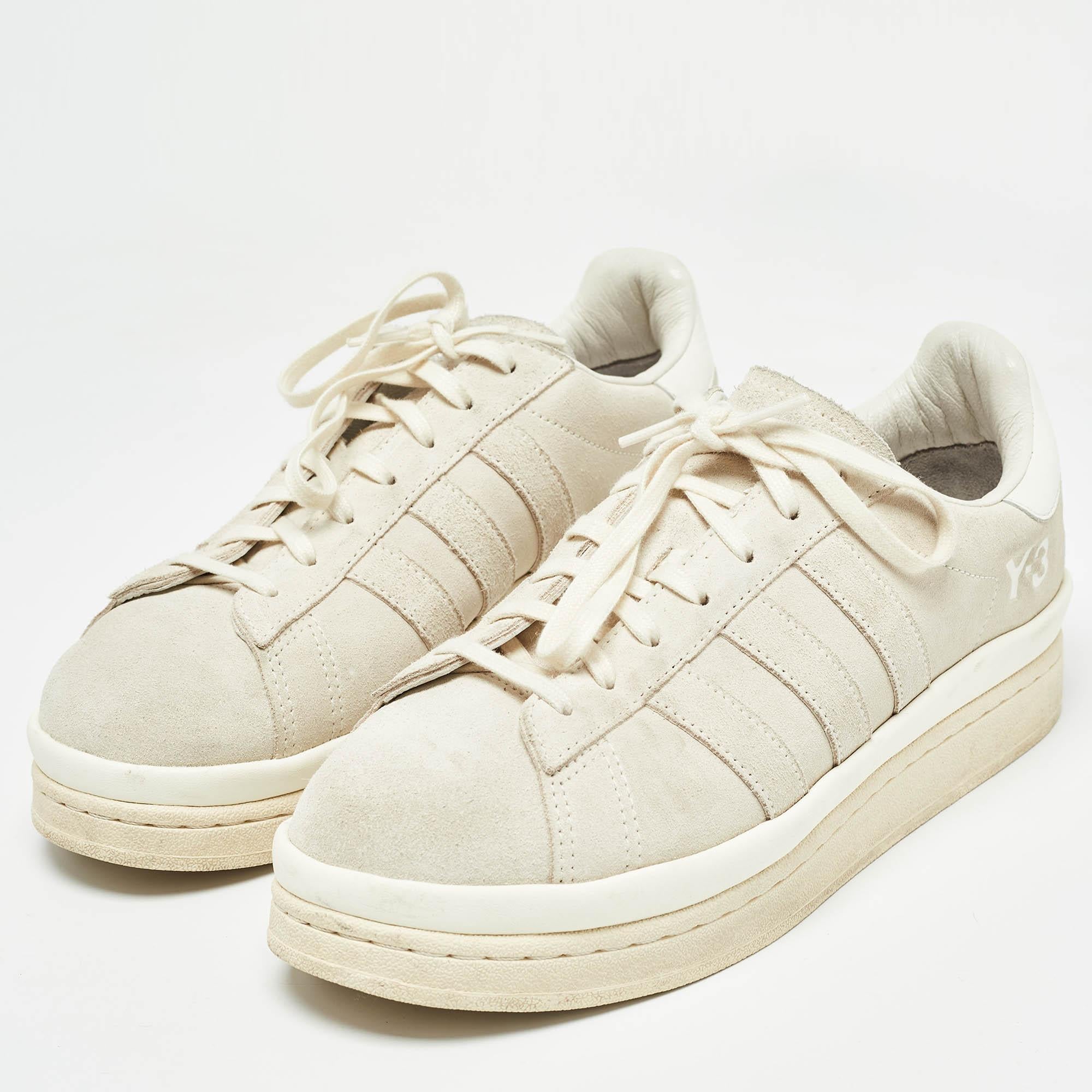 Diese Designer-Sneakers in klassischer Silhouette sind eine nahtlose Kombination aus Luxus, Komfort und Stil. Diese Sneaker sind mit charakteristischen Details und bequemen Innensohlen ausgestattet.