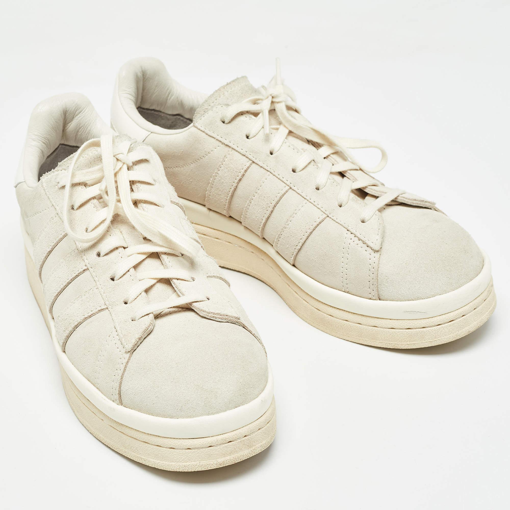 Y-3 Off White Wildleder-Sneakers mit Schnürung Größe 44,5 im Zustand „Gut“ im Angebot in Dubai, Al Qouz 2