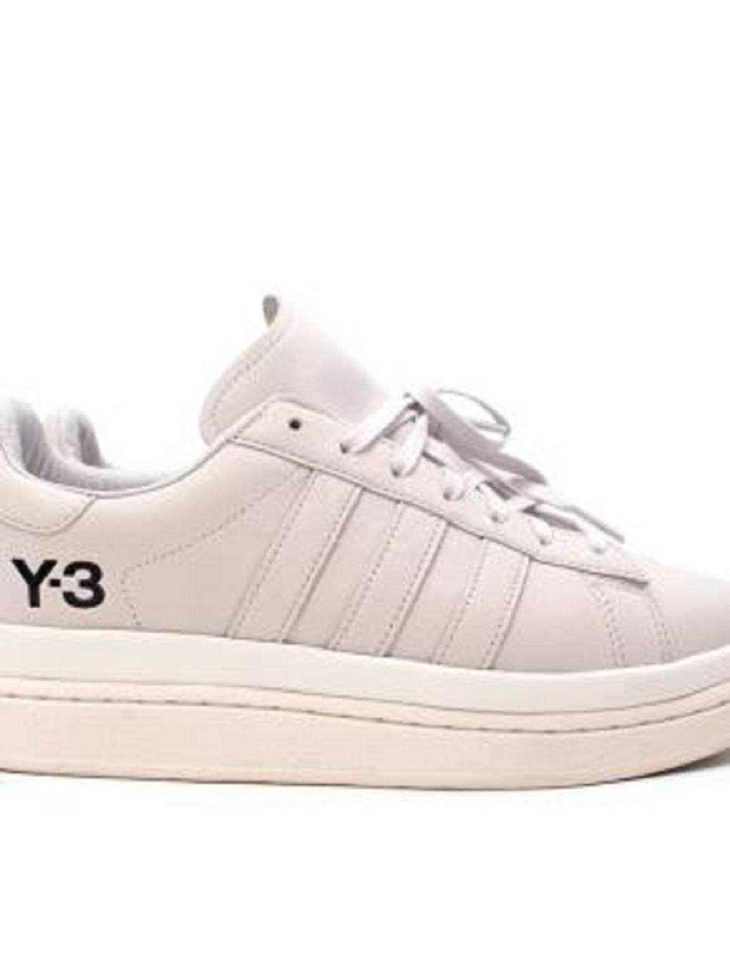 Y-3 Putty Hicho Leather Low Top Sneakers 

- Round toe, thick putty-coloured leather upper, sat atop a thick rubber platform outsole
- Embossed Y-3 logo
-Lace up front closure 


Materials 
100% Leather 
100% Rubber 

Made in China 

PLEASE NOTE,