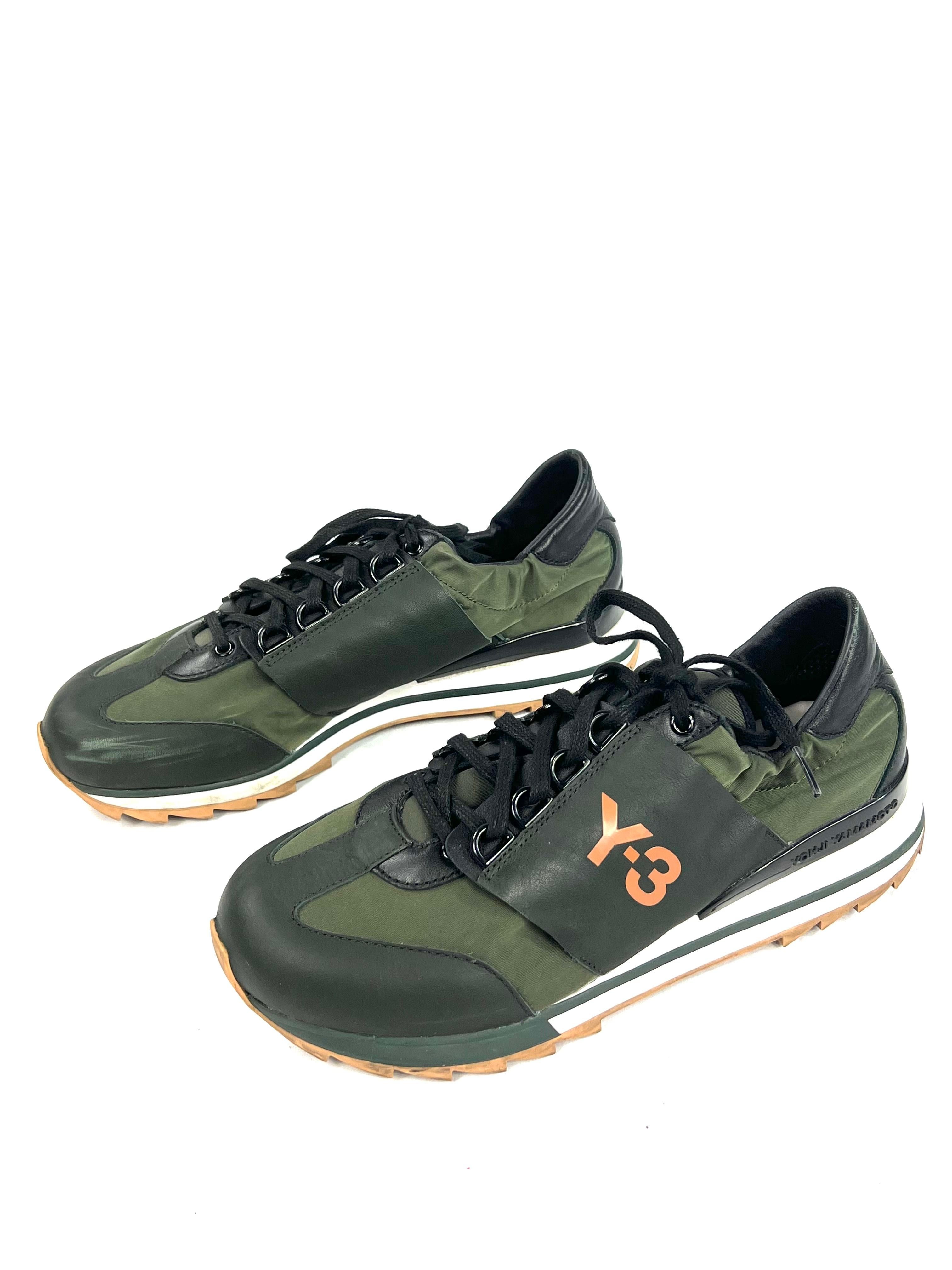 Einzelheiten zum Produkt:

Die sportlichen Sneaker sind aus grünem Leder und Nylon gefertigt und verfügen über einen Schnürverschluss und ein orangefarbenes Y-3 Markenzeichen an den Außenseiten. Wird mit dem Originalkarton geliefert.
