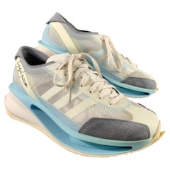 Y-3 Sport-Sneaker aus Mesh, Größe 9,5, weiß mit hellblauen Streifen