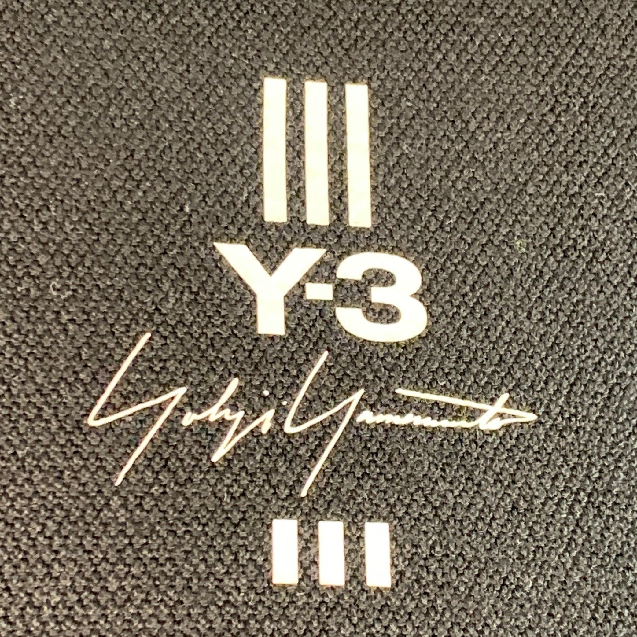 Y-3 by YOHJI YAMAMOTO Pullover
aus schwarzem Polyester-Mischgewebe mit weißem Logodruck, kurzen Ärmeln und 1/4-Reißverschluss. Sehr guter, gebrauchter Zustand. Pilling auf dem Rücken. 

Markiert:   L 

Abmessungen: 
 
Schultern: 19,5 Zoll