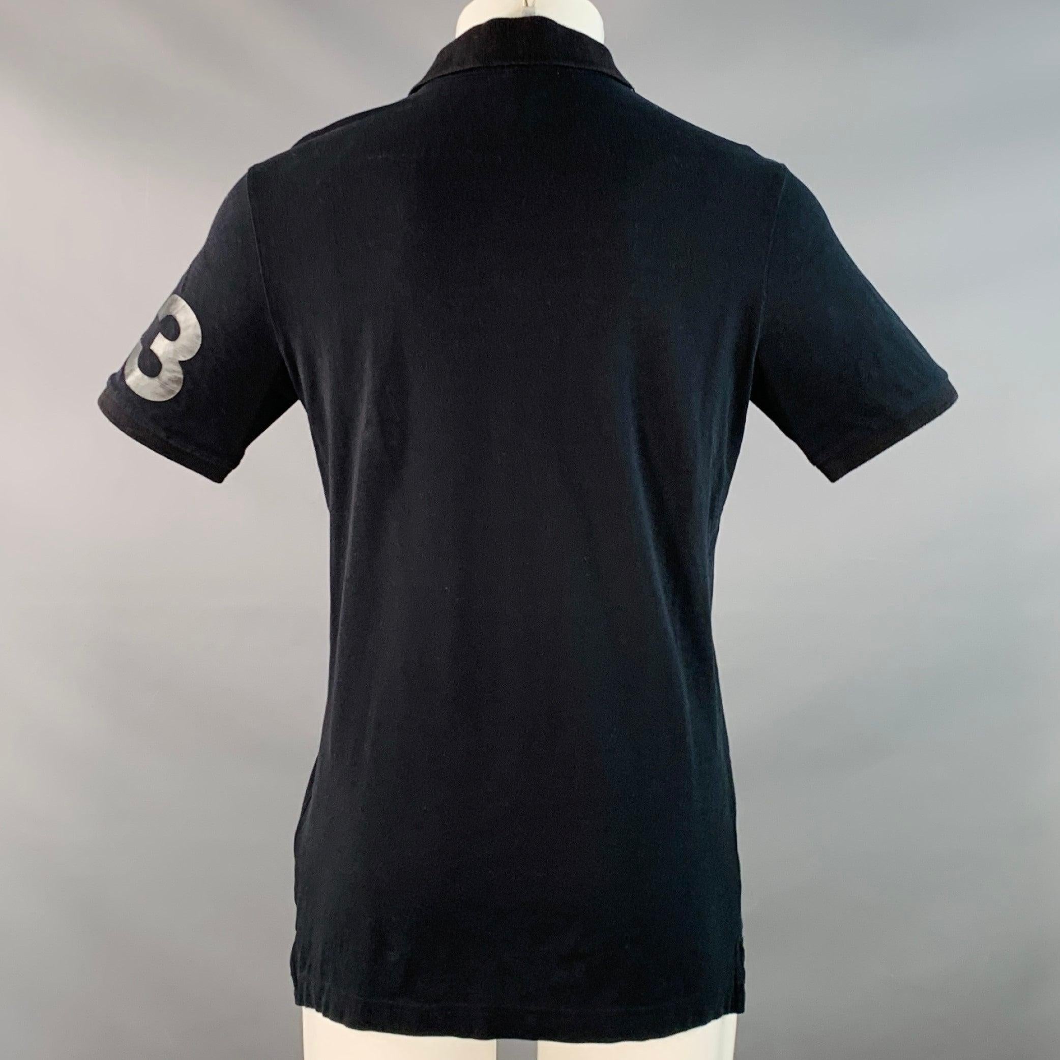 Polo Y-3 taglia M in cotone nero con logo a mezza abbottonatura In condizioni ottime in vendita a San Francisco, CA