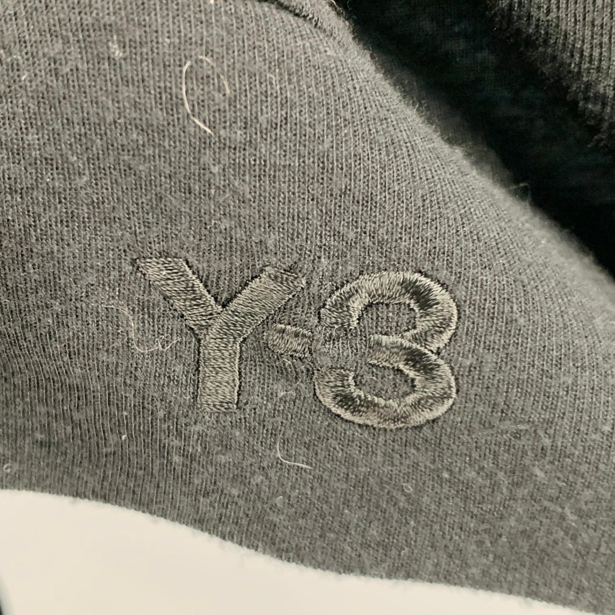Y-3 cardigan
in a
black polyester viscose blend fabric featuring a drapey style, V-neck, and hidden button closure.Very Good Pre-Owned Condition. Moderate signs of wear. 

Marked:   M 

Measurements: 
 
Shoulder: 19.5 inches Bust: 48 inches Sleeve: