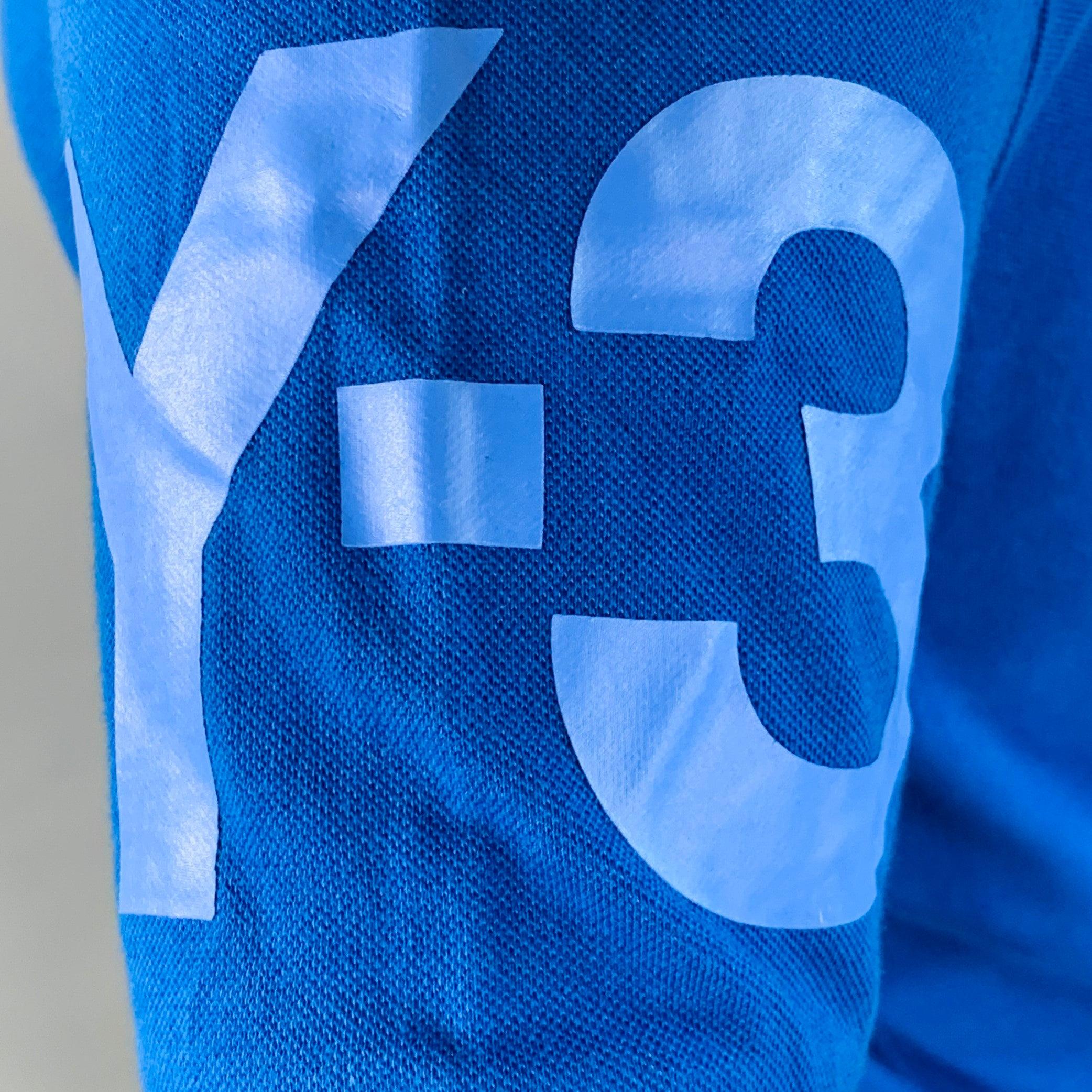 Polo Y-3
in piqué di cotone blu con stampa del logo Y-3 sulla manica e chiusura con bottoni a metà abbottonatura. Eccellente condizione di usato. 

Contrassegnato:   M 

Misure: 
 
Spalla: 16,25 pollici Petto: 41 pollici Manica: 9,25 pollici