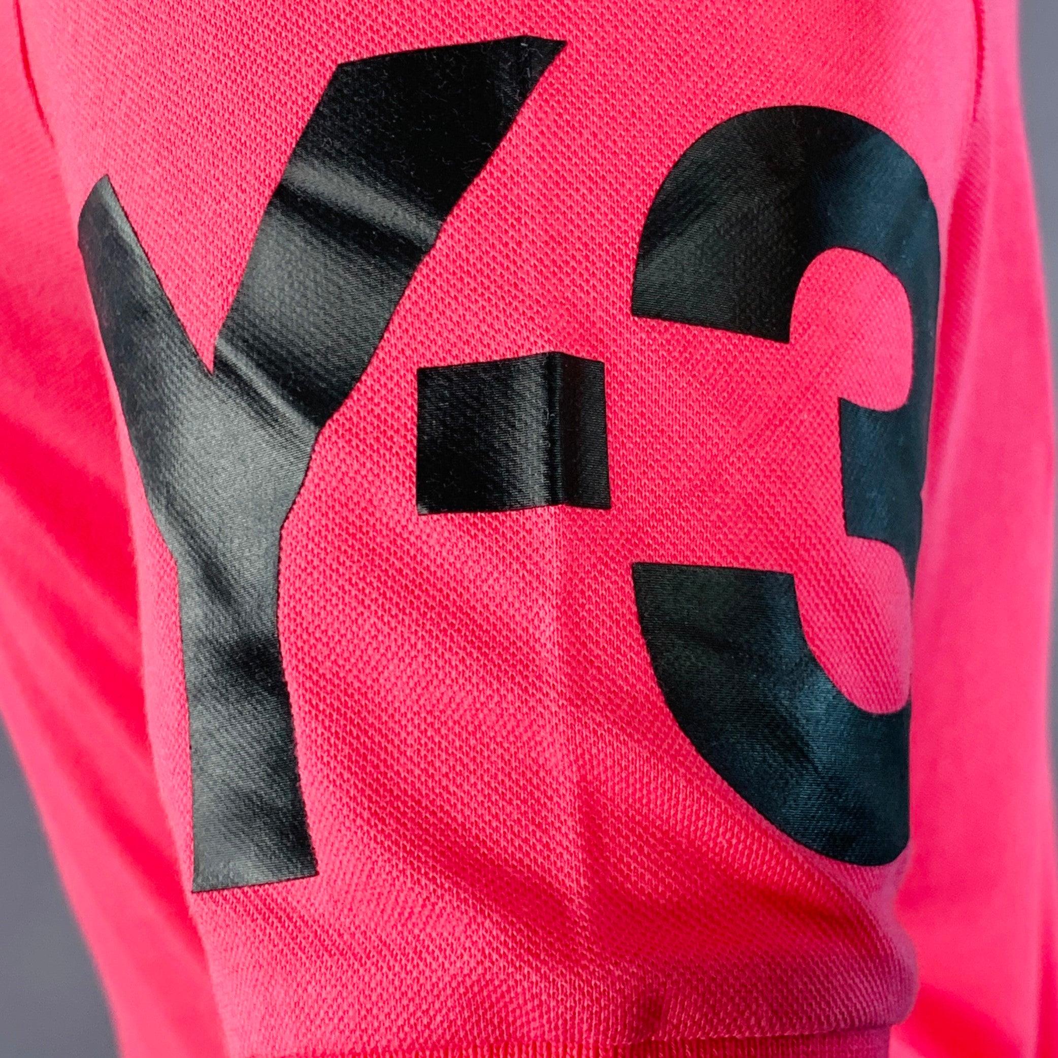 Polo Y-3 en piqué de algodón rosa intenso con logotipo Y-3 negro estampado en las mangas, y media tapeta con cierre de botones. Excelente estado de conservación. 

Marcado:   M 

Medidas: 
 
Hombro 16,25 pulgadas Pecho: 41 pulgadas Manga: 9,25