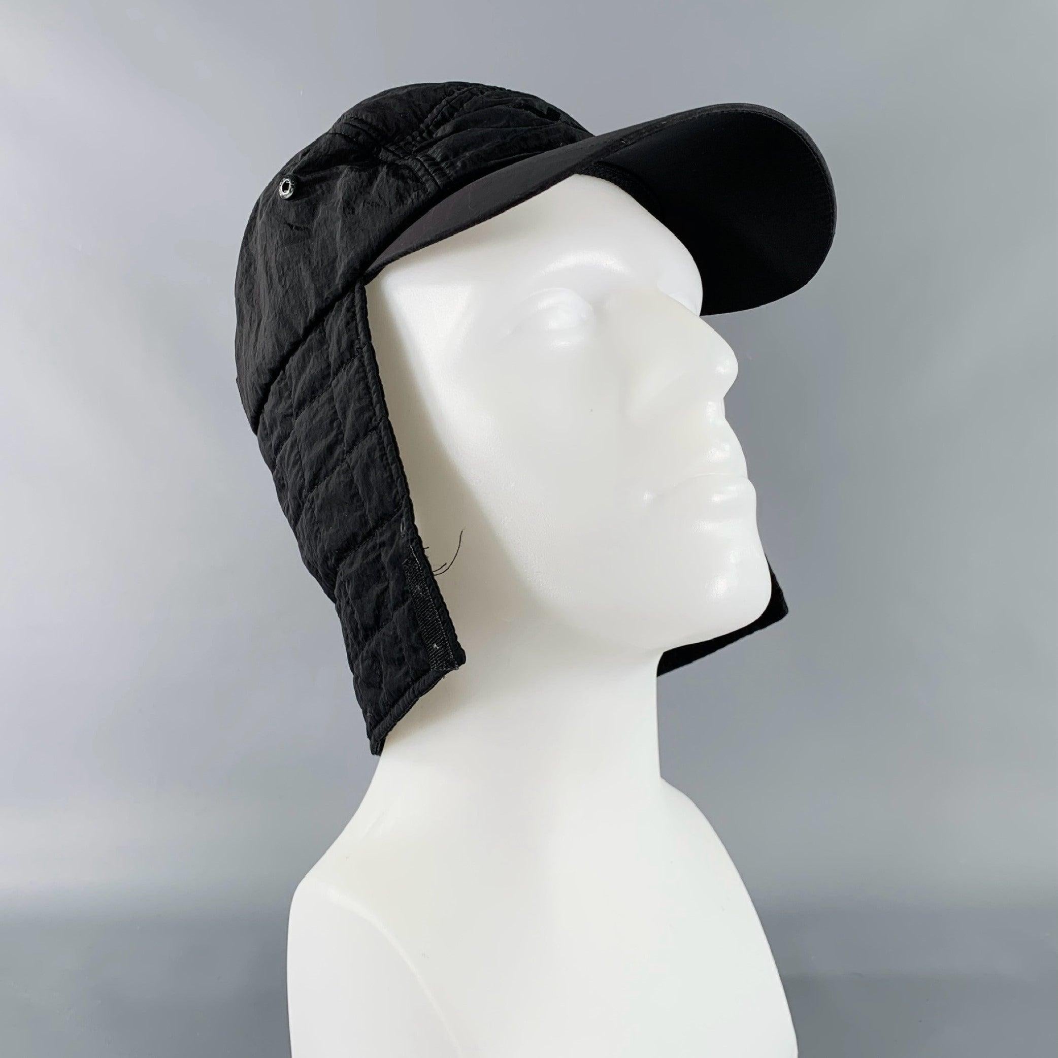 Y-3 von YOHJI YAMAMOTO Hut
aus schwarzem Polyamid-Gewebe mit Baseball-Cap, gesteppter Sonnenpasse, die mit einem Druckknopf locker oder aufgerollt werden kann, und verstellbarer Passform. Sehr guter, gebrauchter Zustand. 

Markiert:   OSFA