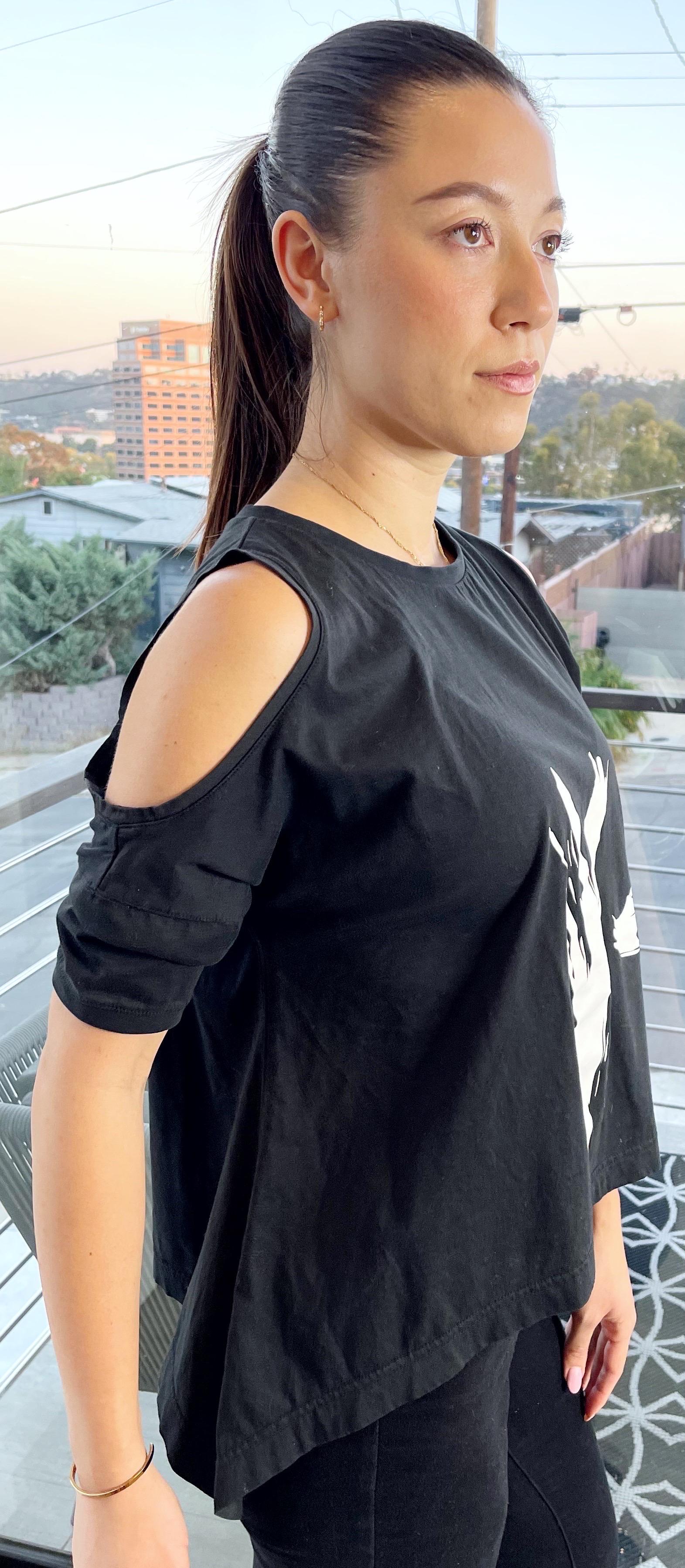 Y-3 Frühjahr 2003 von Yohji Yamamoto Schwarzes Vintage T - Hemd Y2K mit kalten Schultern und Logo im Angebot 6