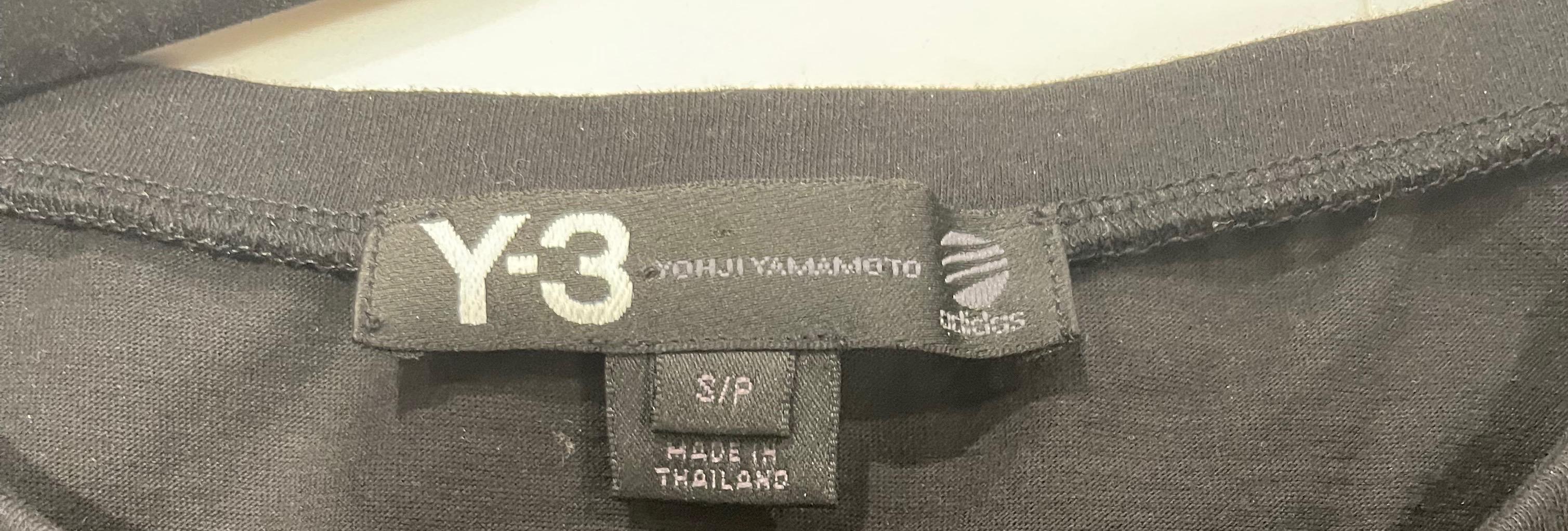 Sammelbare Vintage Y-3 von Yohji Yamamoto Frühjahr 2003 schwarz und weiß Logo kalte Schulter T-Shirt ! Dieses seltene Schmuckstück stammt aus der allerersten Y-3 Kollektion. Mit schicker Trapez-Schwung-Passform. Wird einfach über den Kopf gestülpt.