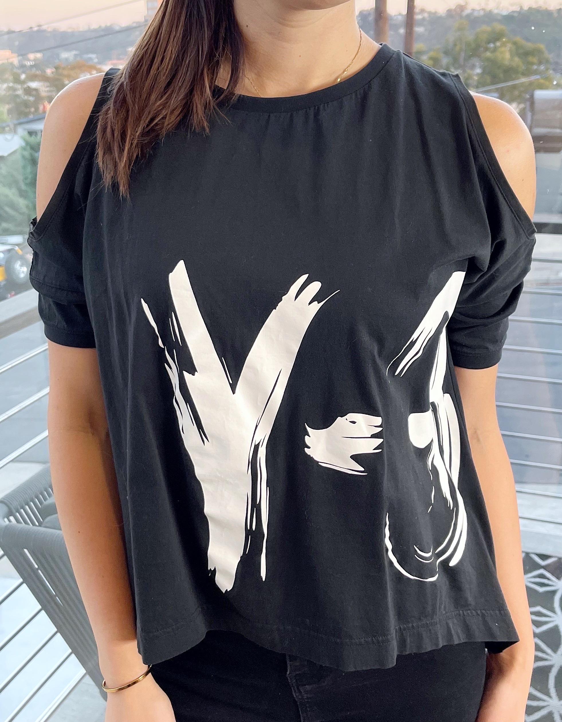 Y-3 Frühjahr 2003 von Yohji Yamamoto Schwarzes Vintage T - Hemd Y2K mit kalten Schultern und Logo im Zustand „Hervorragend“ im Angebot in San Diego, CA