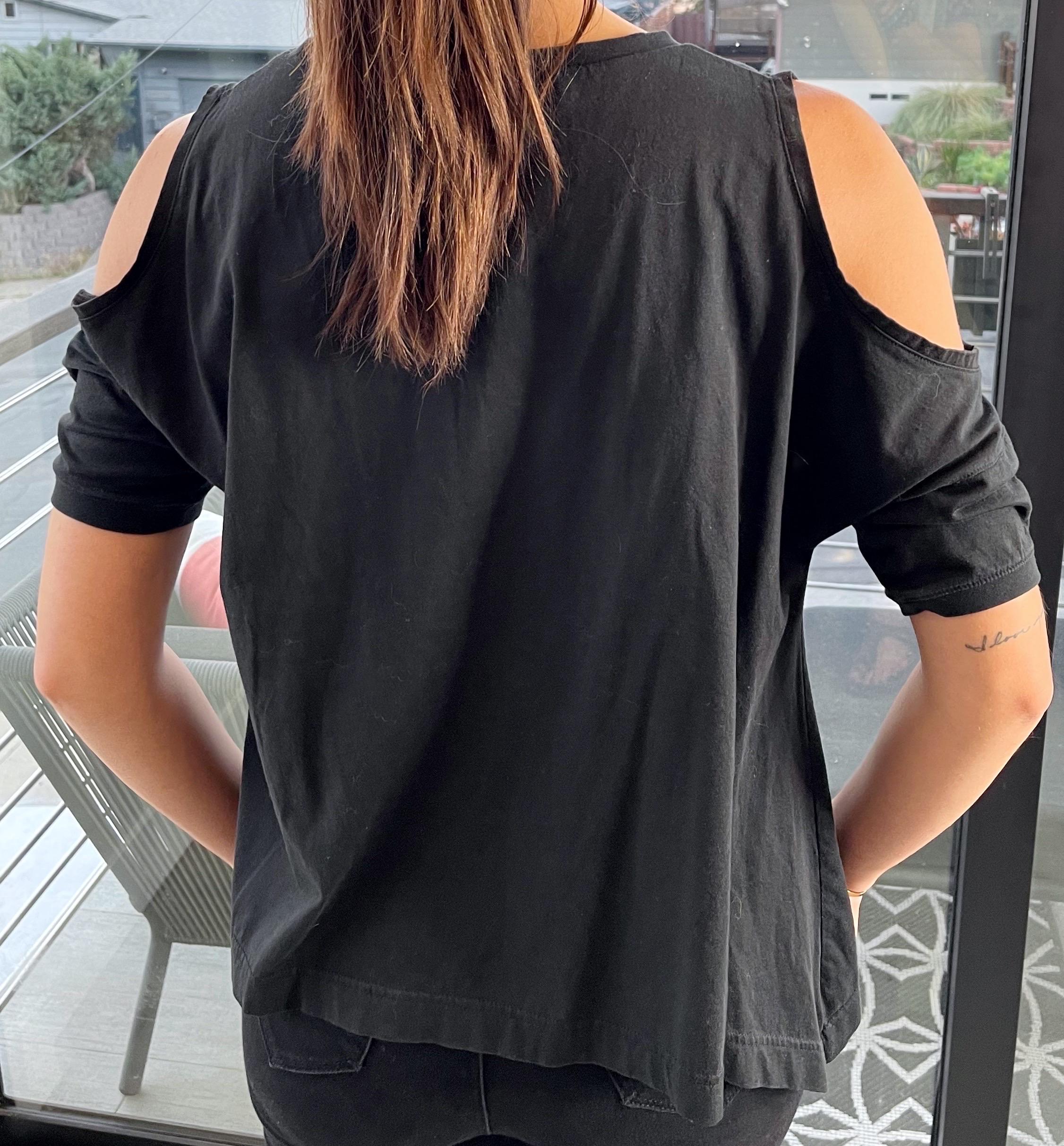 Y-3 Frühjahr 2003 von Yohji Yamamoto Schwarzes Vintage T - Hemd Y2K mit kalten Schultern und Logo Damen im Angebot