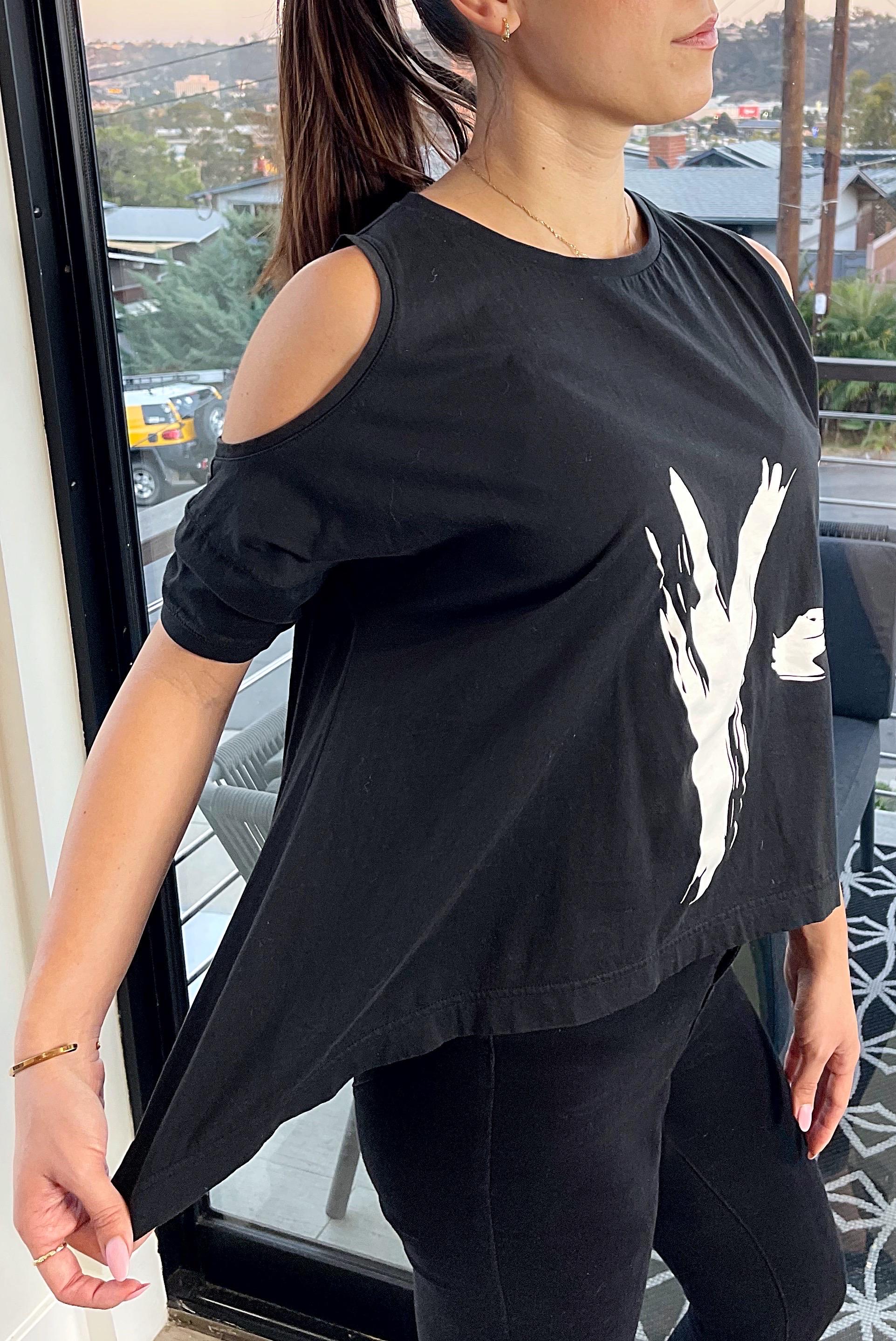 Y-3 Frühjahr 2003 von Yohji Yamamoto Schwarzes Vintage T - Hemd Y2K mit kalten Schultern und Logo im Angebot 1