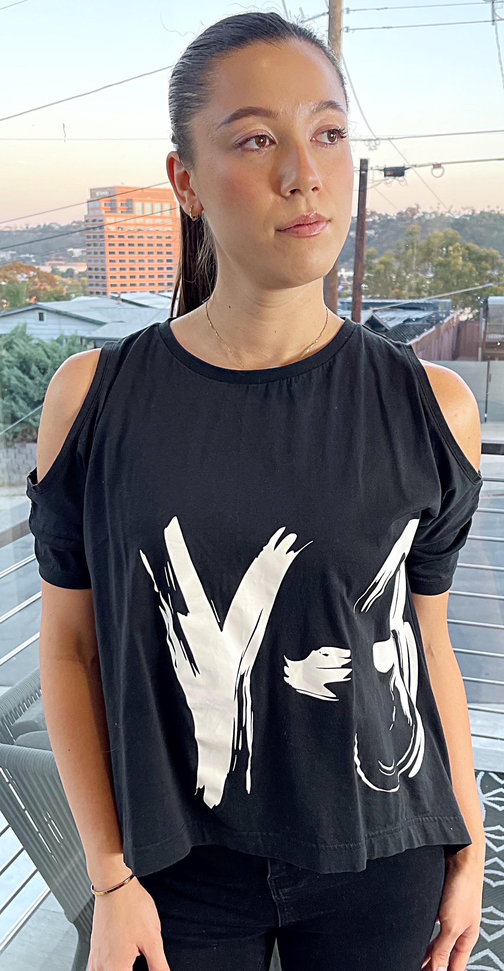 Y-3 Frühjahr 2003 von Yohji Yamamoto Schwarzes Vintage T - Hemd Y2K mit kalten Schultern und Logo im Angebot 2