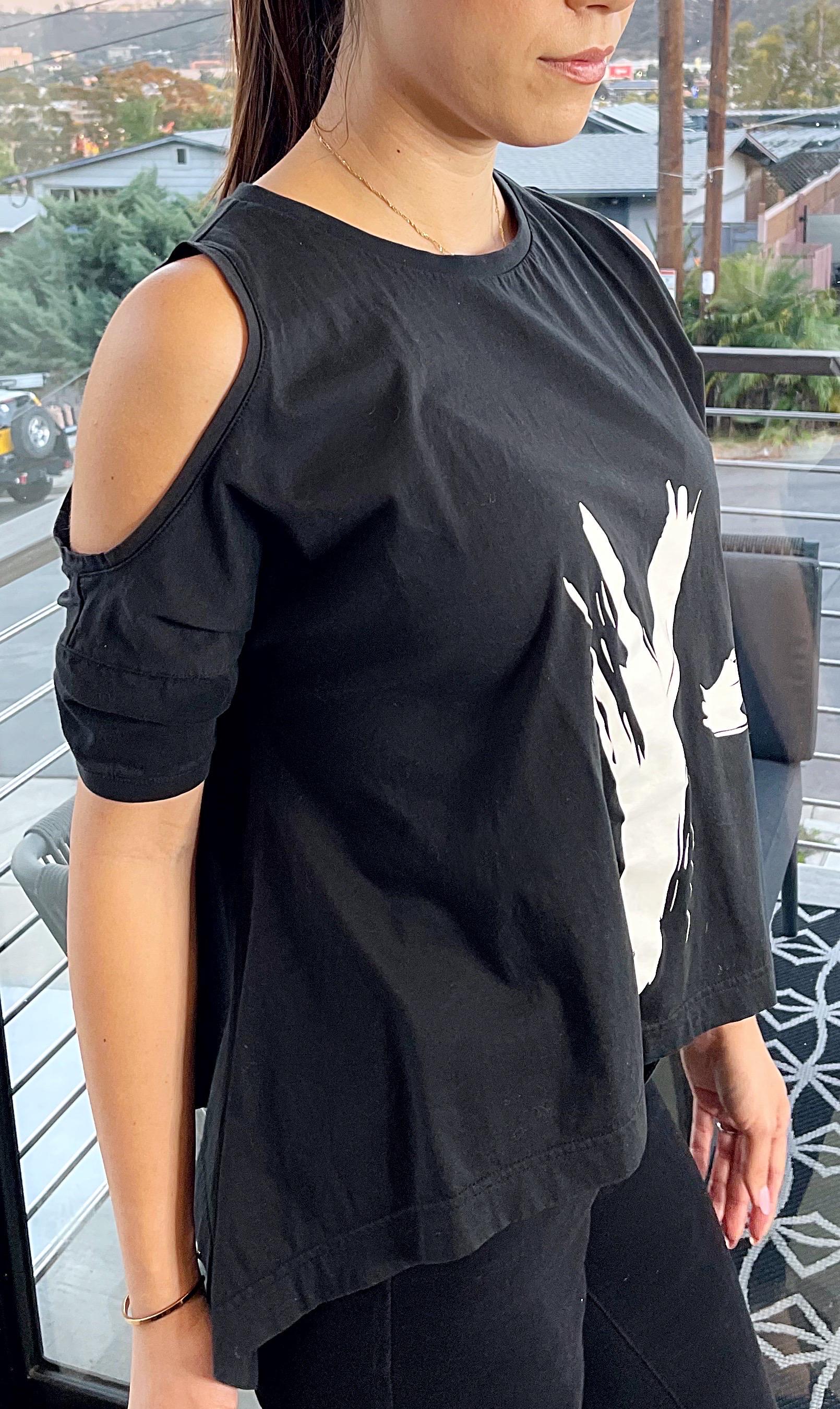 Y-3 Frühjahr 2003 von Yohji Yamamoto Schwarzes Vintage T - Hemd Y2K mit kalten Schultern und Logo im Angebot 3