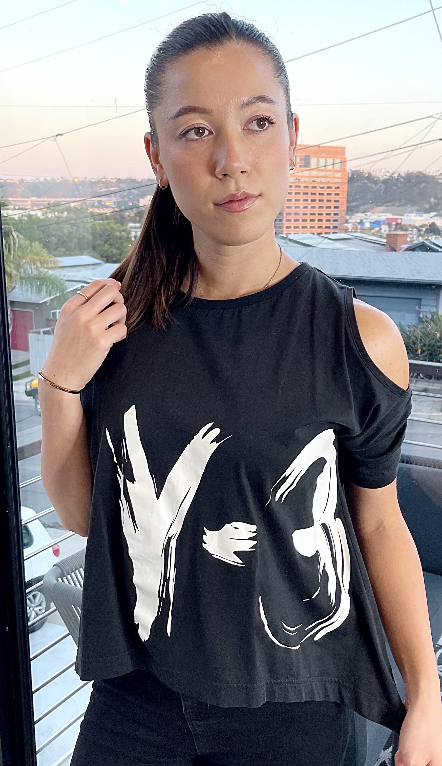 Y-3 Frühjahr 2003 von Yohji Yamamoto Schwarzes Vintage T - Hemd Y2K mit kalten Schultern und Logo im Angebot 5