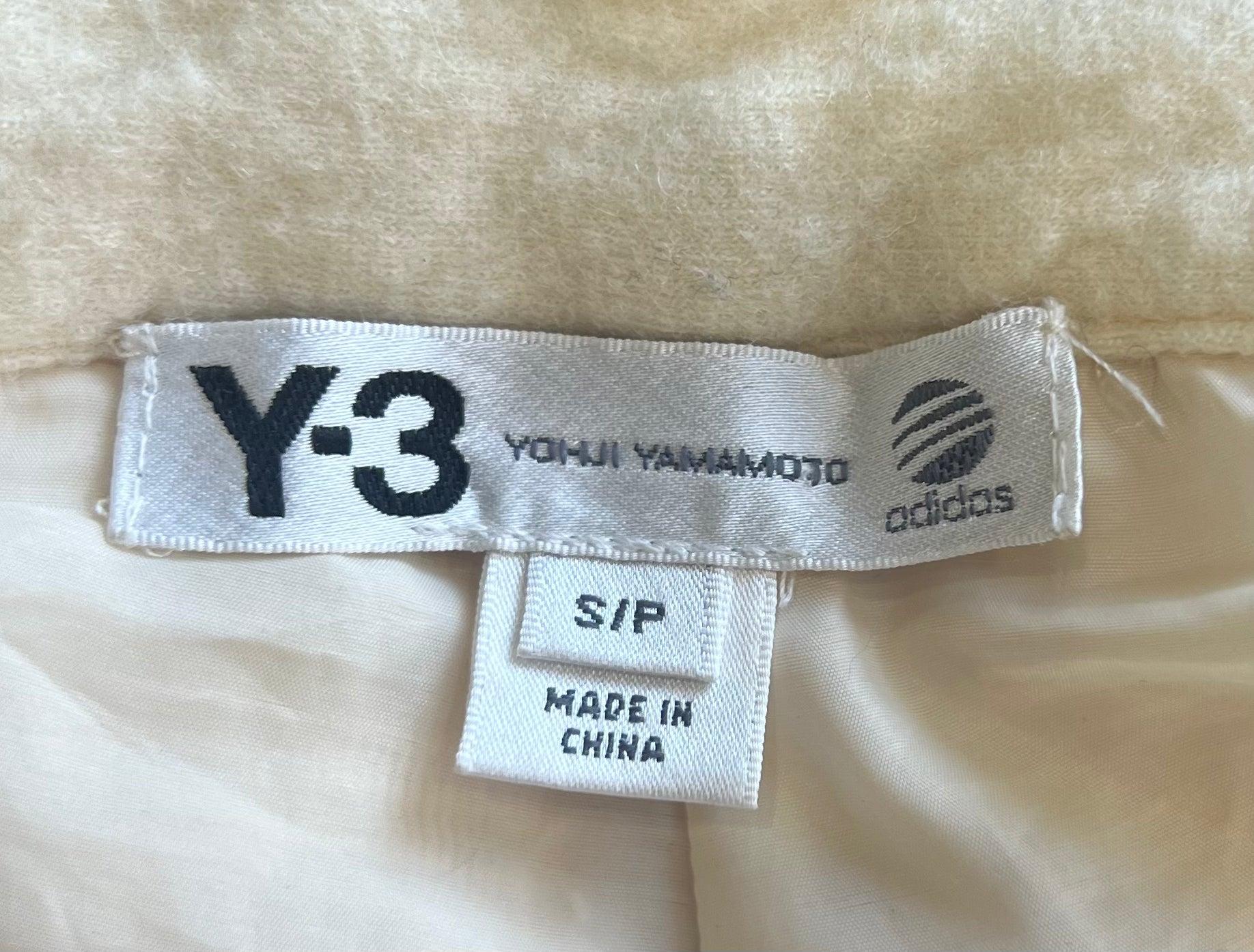 Grigio Y-3 YOHJI YAMAMOTO x Adidas Pantaloncini in pelliccia di lana color crema. in vendita