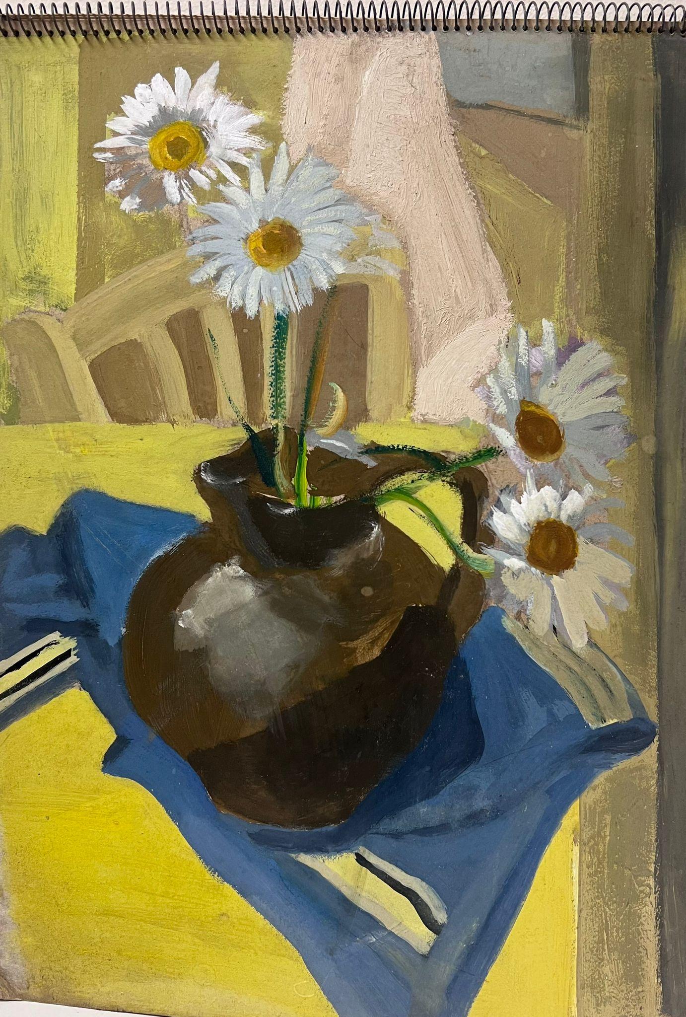 1930er Jahre Französisch Impressionist Gänseblümchen in Brown Vase auf gelben Tisch Interieur – Painting von Y. Blanchon