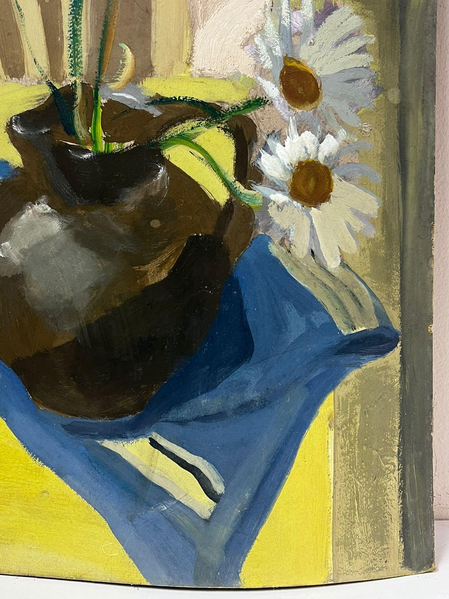 1930er Jahre Französisch Impressionist Gänseblümchen in Brown Vase auf gelben Tisch Interieur (Impressionismus), Painting, von Y. Blanchon