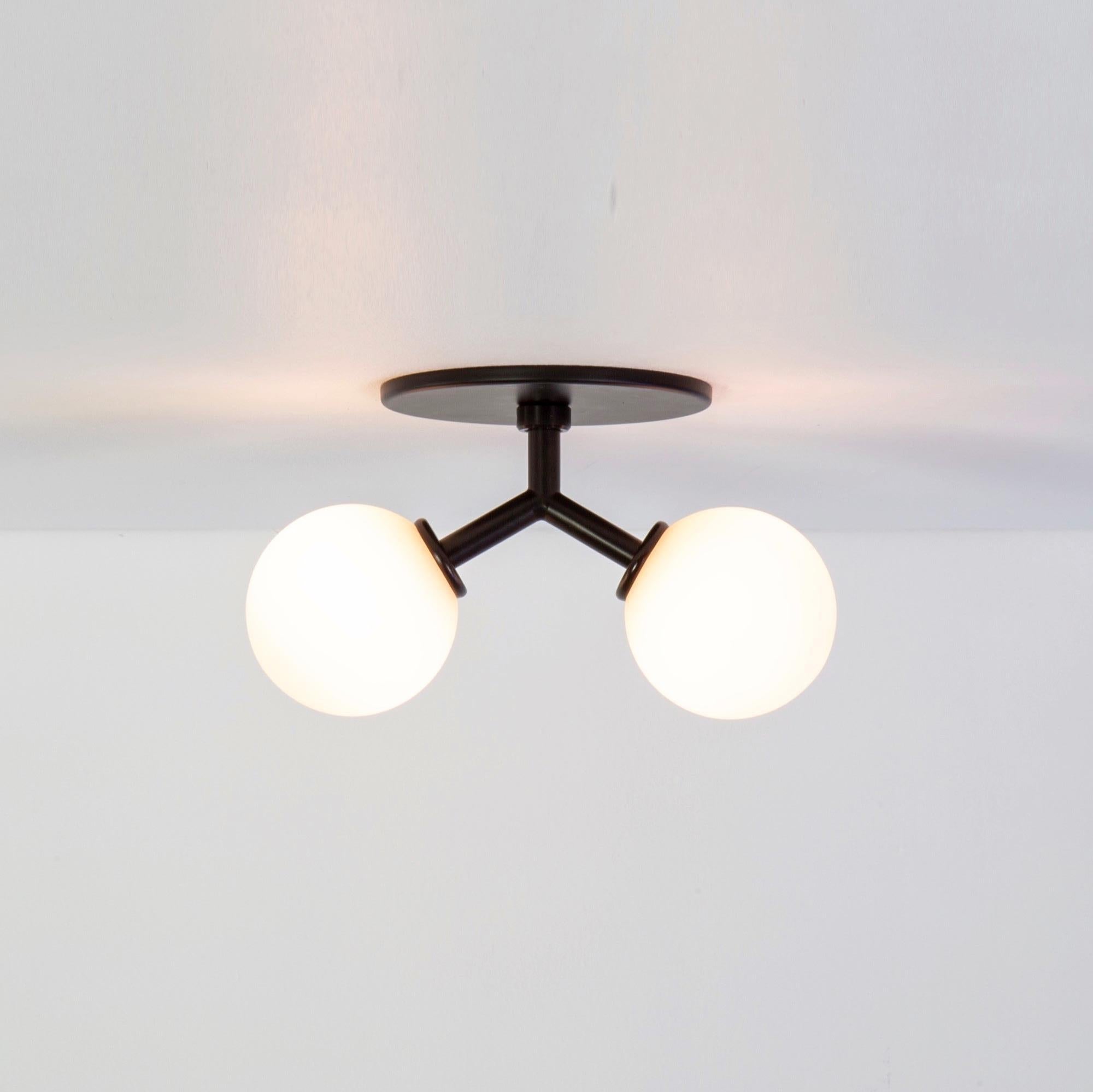 Cette offre est pour 1x Y Flush Mount en noir conçu et fabriqué par Research.Lighting.

MATERIAL : Acier et verre
Finition : Acier peint par poudrage 
Électronique : 2x douilles G9, 2x ampoules LED de 2,5 watts (incluses), 500 lumens au