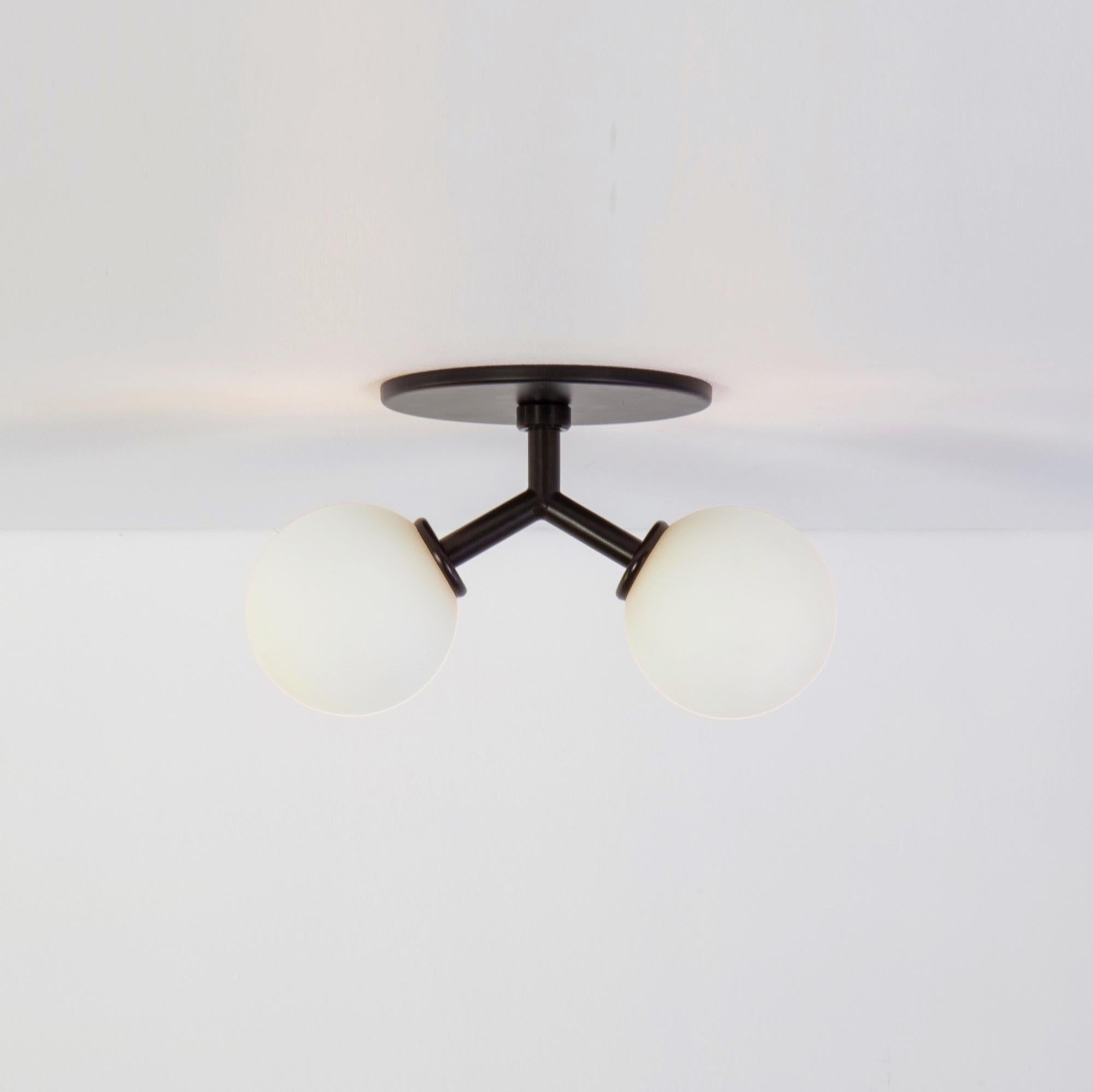 Moderne Monture encastrée Y par Research. Luminaires, noirs, globes en verre de 3 pouces, fabriqués sur commande en vente
