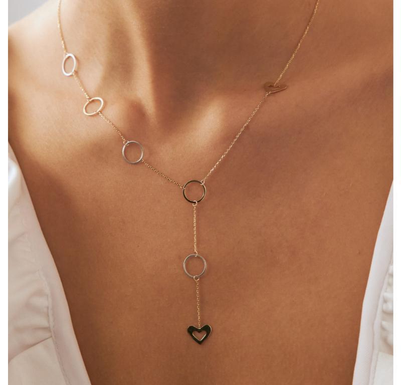 Die 14K Solid Gold Y Heart Necklace spiegelt das Engagement von Orena Jewelry für Präzision und Kunstfertigkeit wider. Jede Halskette wird in aufwändiger Handarbeit gefertigt und strahlt eine Mischung aus Opulenz und ewiger Eleganz aus, die sie zur