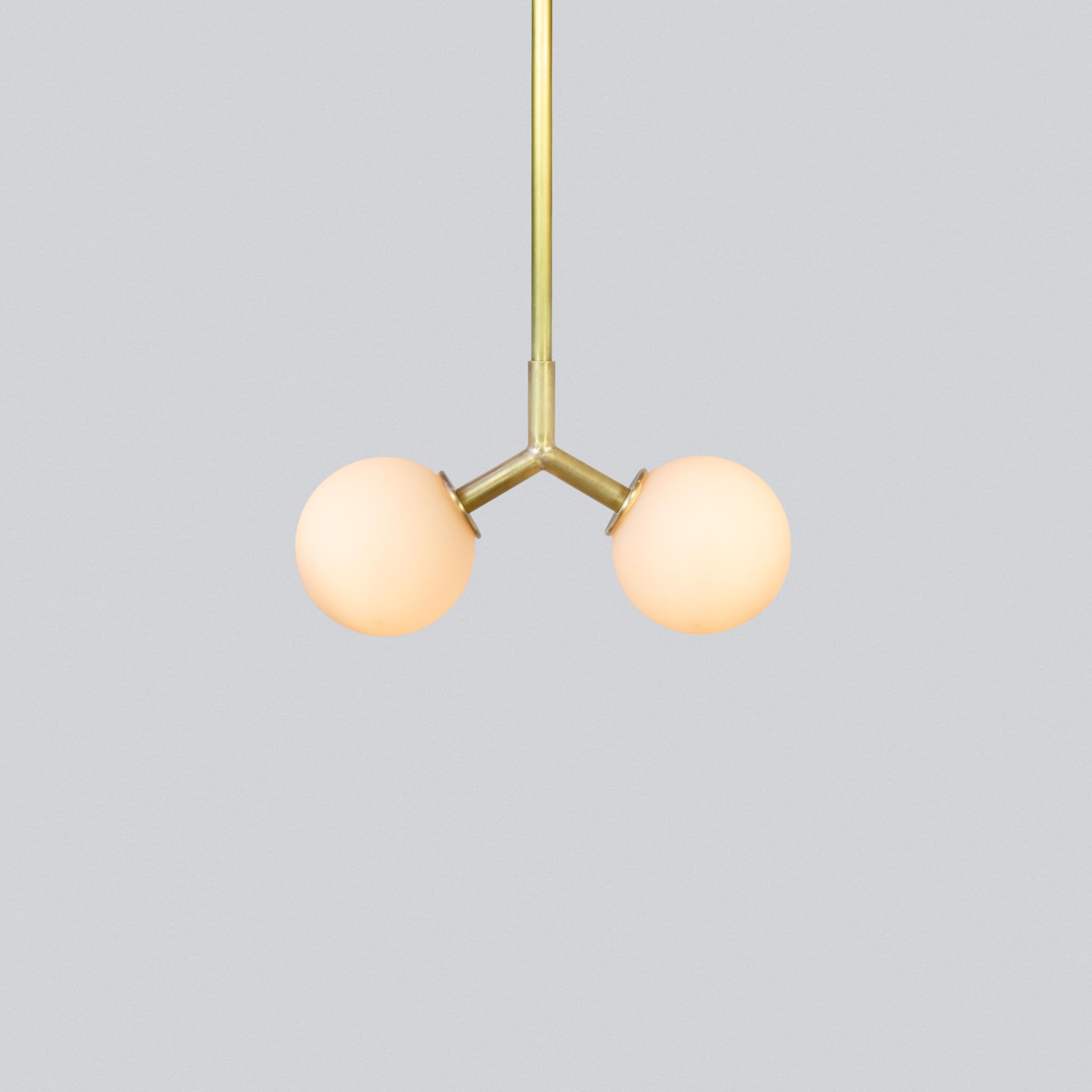 Cette offre est pour 1x Y Pendant Mini en Brass conçu et fabriqué par Research.Lighting.

Délai de livraison : ~6 semaines
MATERIAL : Laiton et verre
Finition : Laiton brossé brut 
Électronique : 2x douilles G9, 2x ampoules LED de 4,5 watts