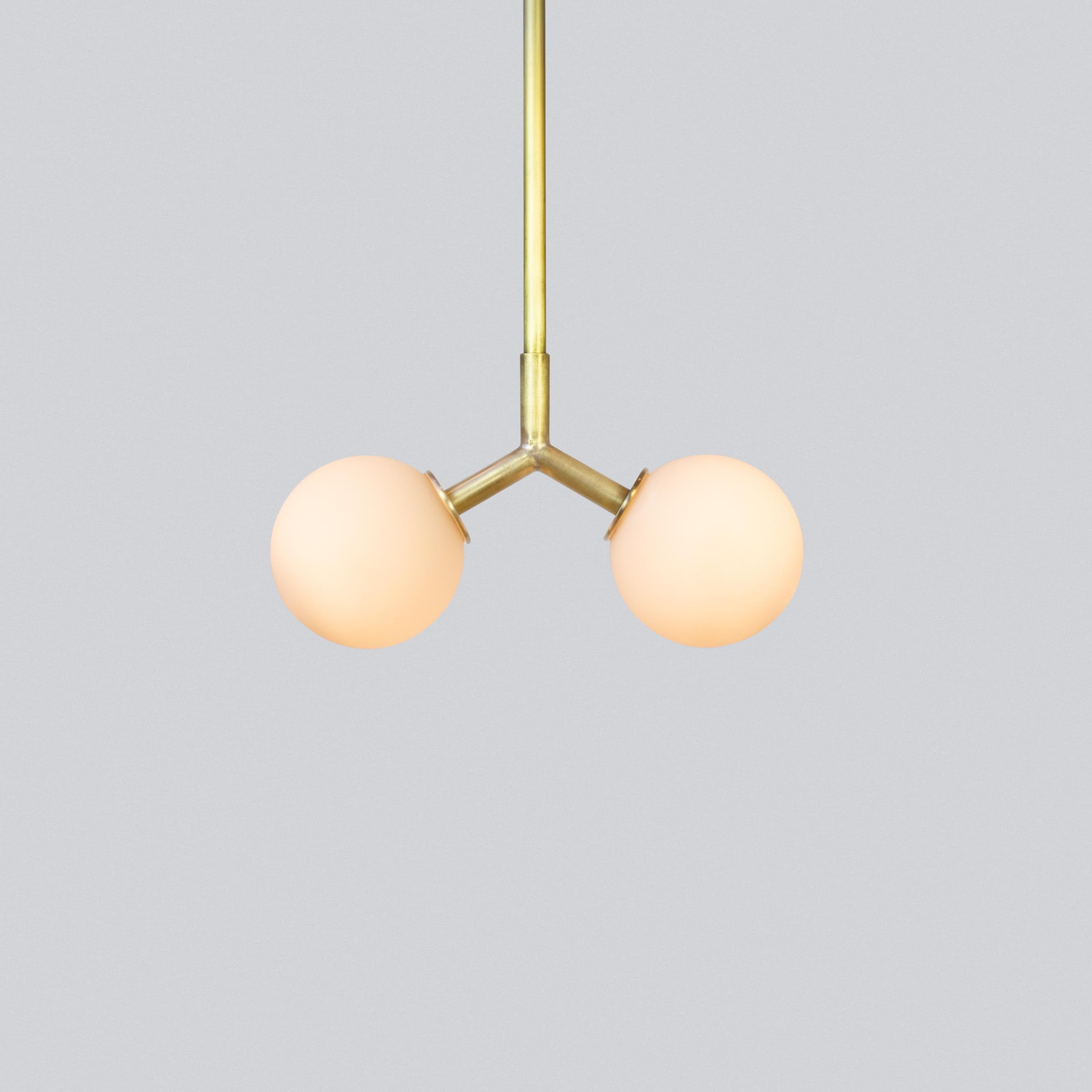 Moderne Pendentif mini Y de recherche, en laiton, globes en verre de 3 pouces, fabriqué sur commande en vente