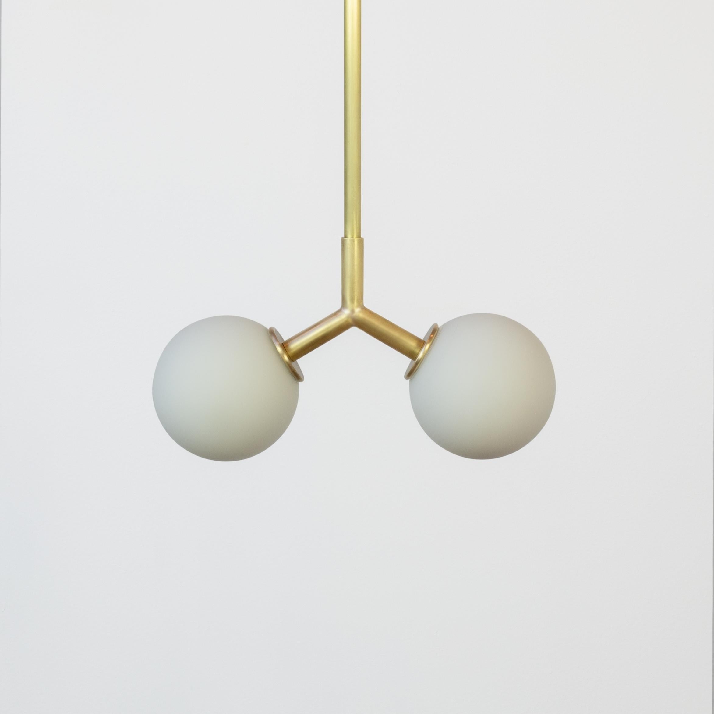 Brossé Pendentif mini Y de recherche, en laiton, globes en verre de 3 pouces, fabriqué sur commande en vente