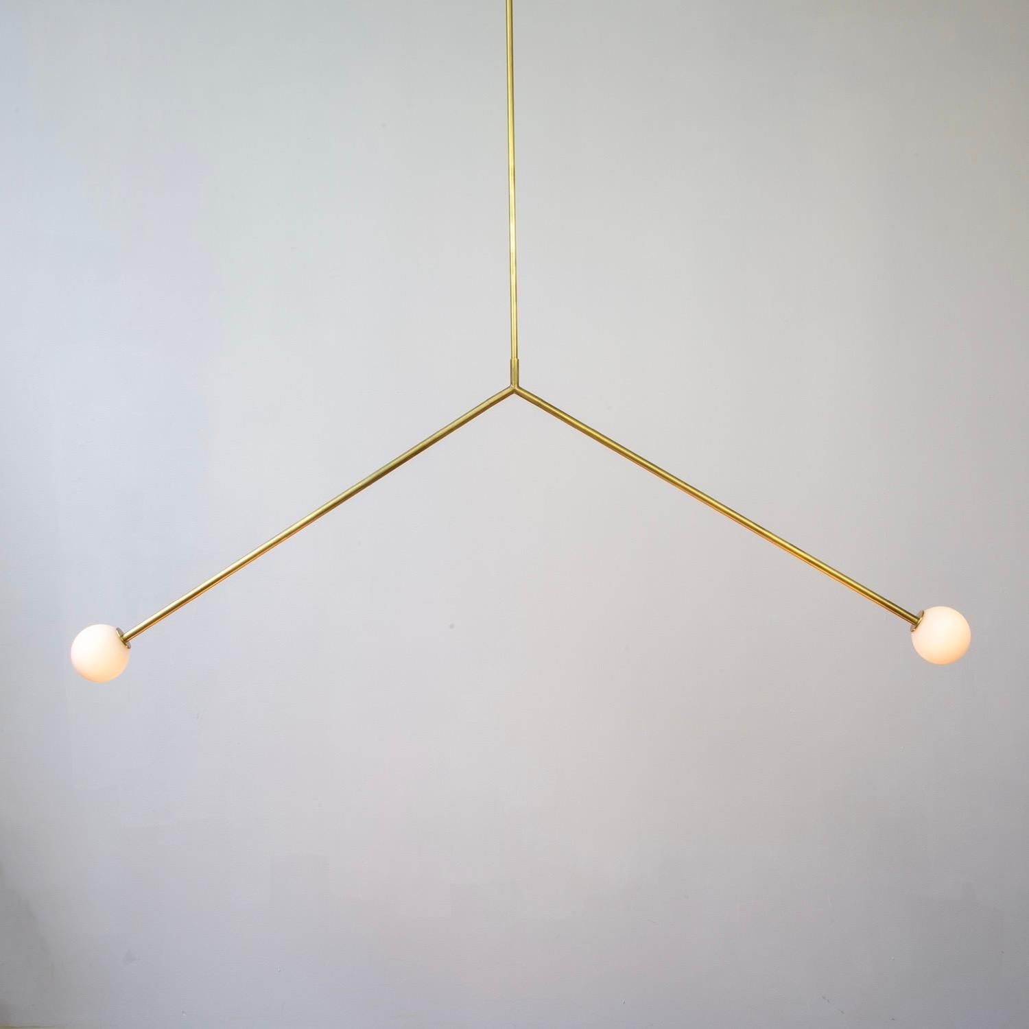 Cette offre est pour 1x Y Suspension Light, Medium, conçu et fabriqué par Research.Lighting. 

MATERIAL : Acier, verre, laiton
Finition : Laiton brut, Cette finition se ternira avec le temps - ou vous pouvez la traiter.
Électronique : 2x douilles