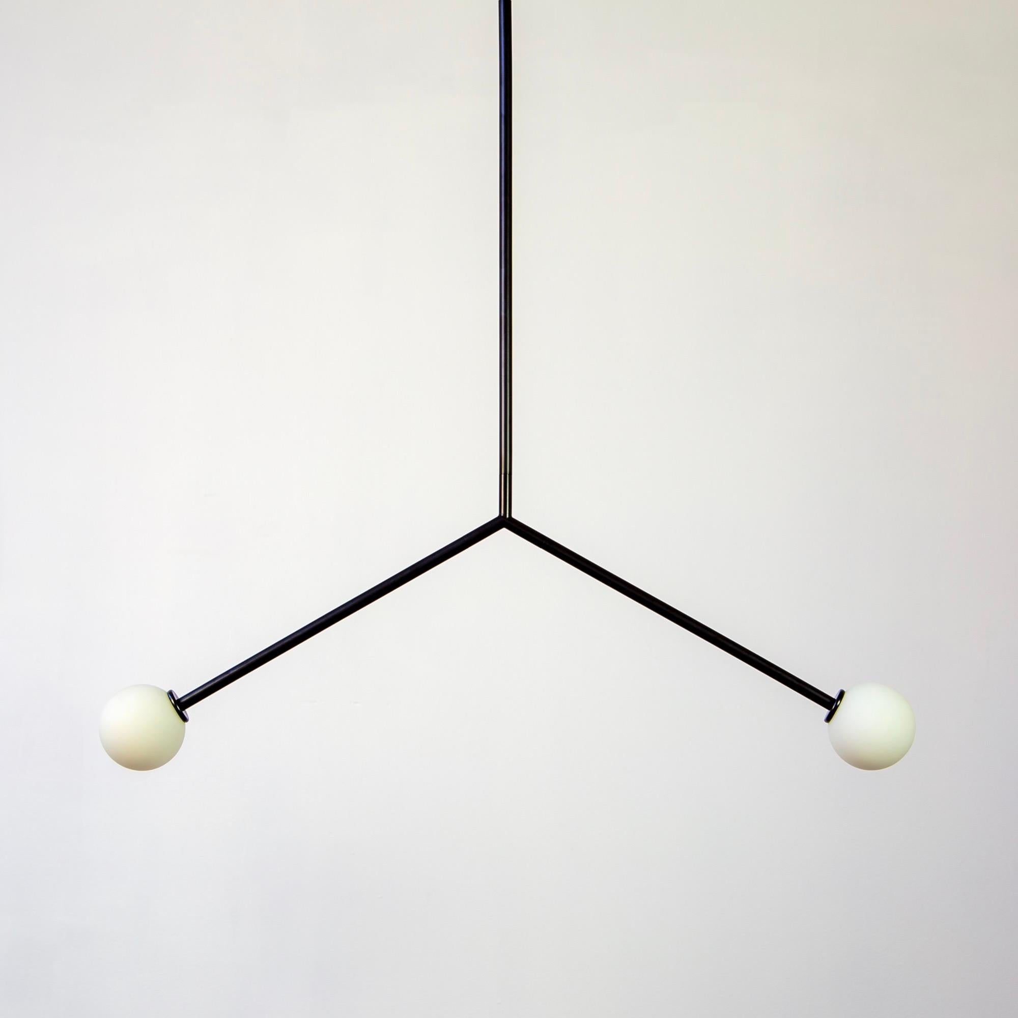 Questo annuncio si riferisce a 1 lampada a sospensione Y, piccola, progettata e prodotta da RESEARCH Lighting. 

Materiali: Acciaio, vetro
Finitura: Acciaio verniciato a polvere in nero
Elettronica: 2x zoccoli G9, 2x lampadine LED da 4,5 Watt