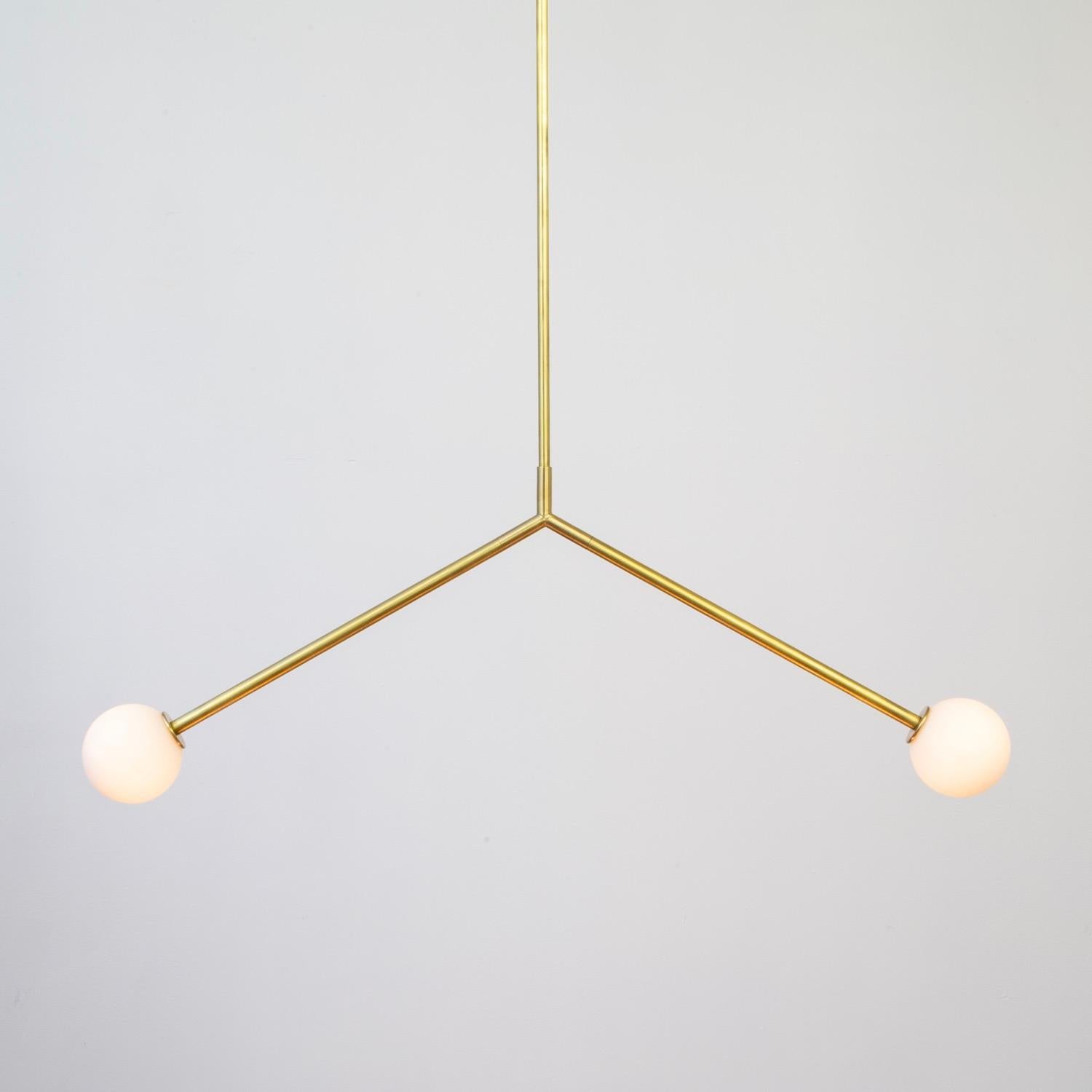 Questo annuncio si riferisce a 1 lampada a sospensione Y, piccola, progettata e prodotta da RESEARCH Lighting. 

Materiali: Acciaio, Vetro, Ottone
Finitura: Ottone grezzo, Questa finitura si appanna con il tempo - oppure puoi trattarla.
Elettronica: