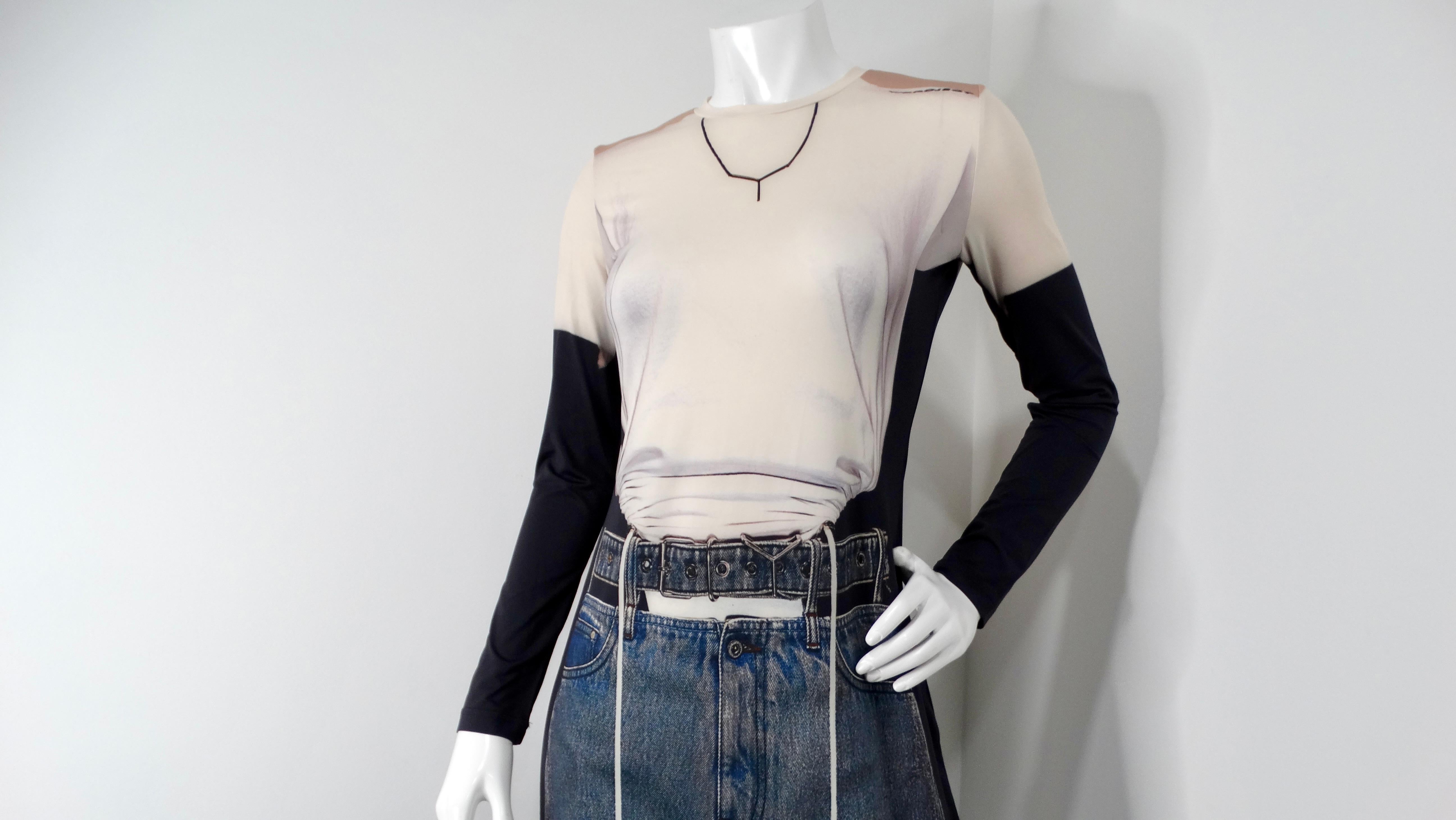 Das Y/Project x Jean Paul Gaultier Trompe L'Oeil Print Maxi Dress ist ein Statement-Stück, das die spielerische Subversion der beiden Marken verkörpert. Dieses langärmelige Maxikleid besteht aus einem meisterhaften Trompe L'Oeil-Druck, der ein