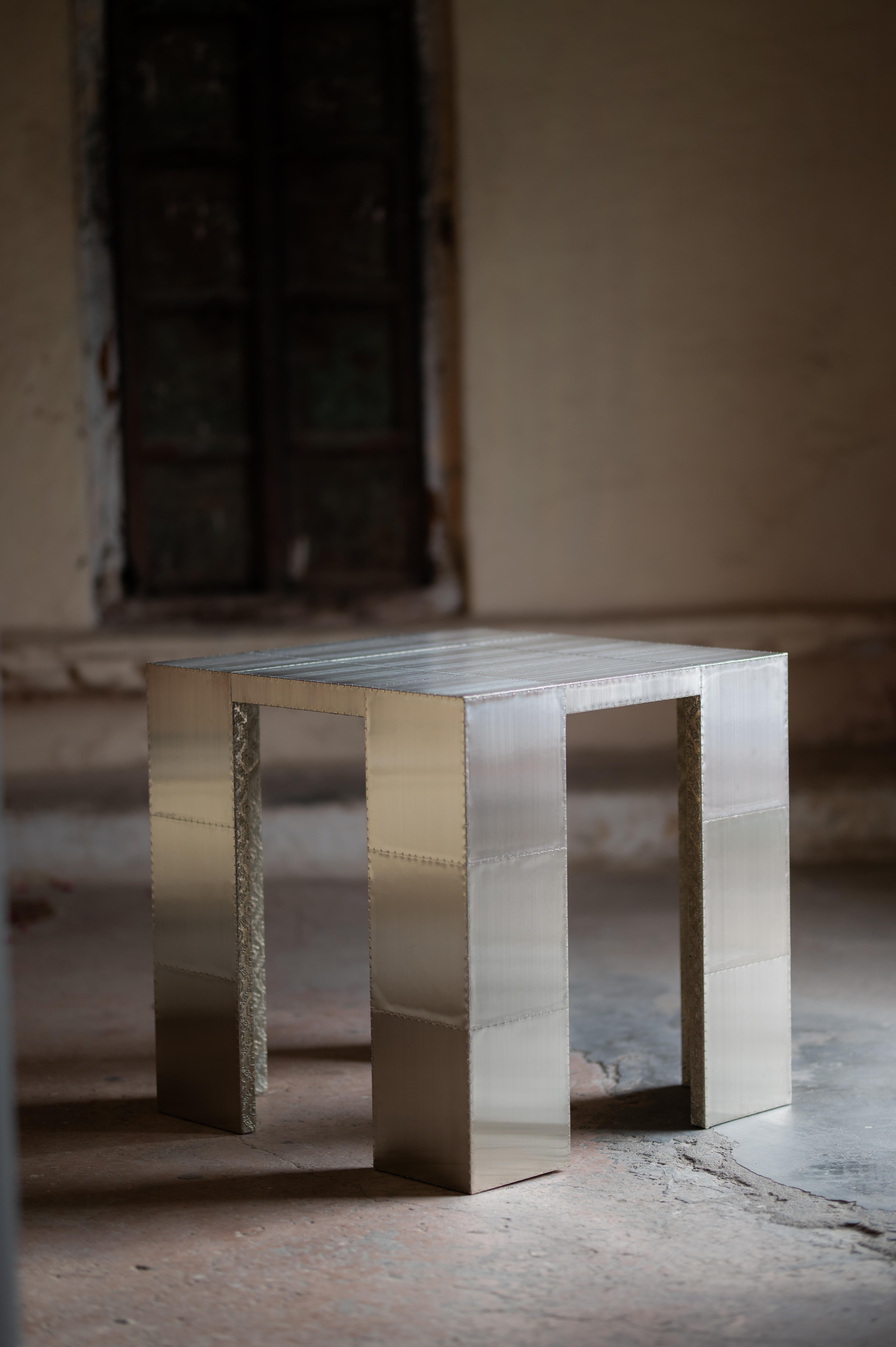 Tavolo quadrato Y in Argento Tedesco Spazzolato di Evam
Dimensioni: P 29,2 x L 29,2 x H 59,7 cm. 
Materiali: Argento.

Disponibile in ottone spazzolato, ottone annerito e argento tedesco spazzolato. I prezzi possono variare. Contattateci.

Il nostro