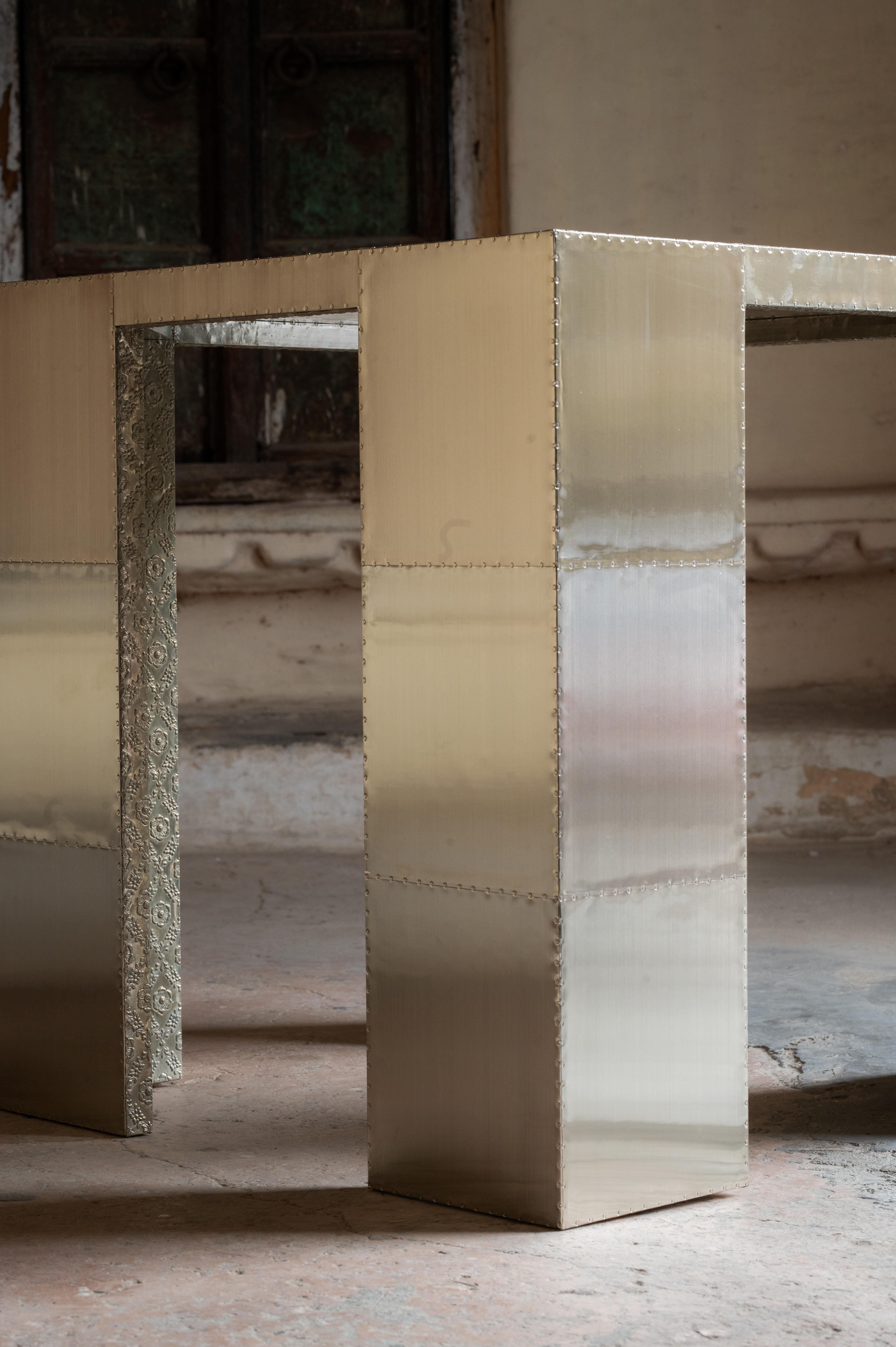 Indiano Tavolo quadrato Y in Argento Tedesco Spazzolato di Evam in vendita