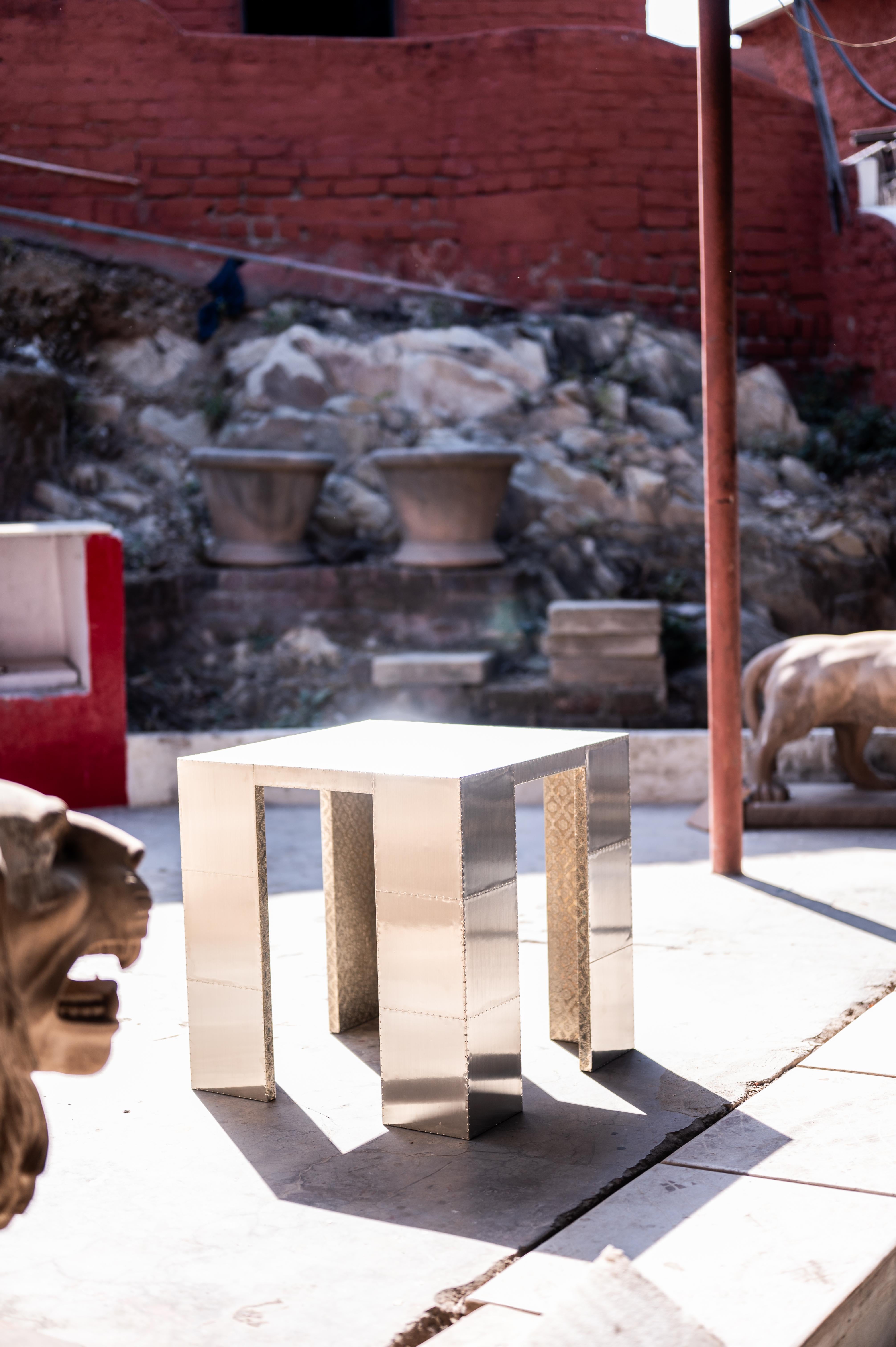 Nuestra Mesa Y es una armoniosa mezcla de funcionalidad y ornamento. Elaborada con meticulosa atención al detalle y disponible en varios patrones de repujado, esta mesa rectangular está revestida de metal repujado con intrincados patrones hechos a