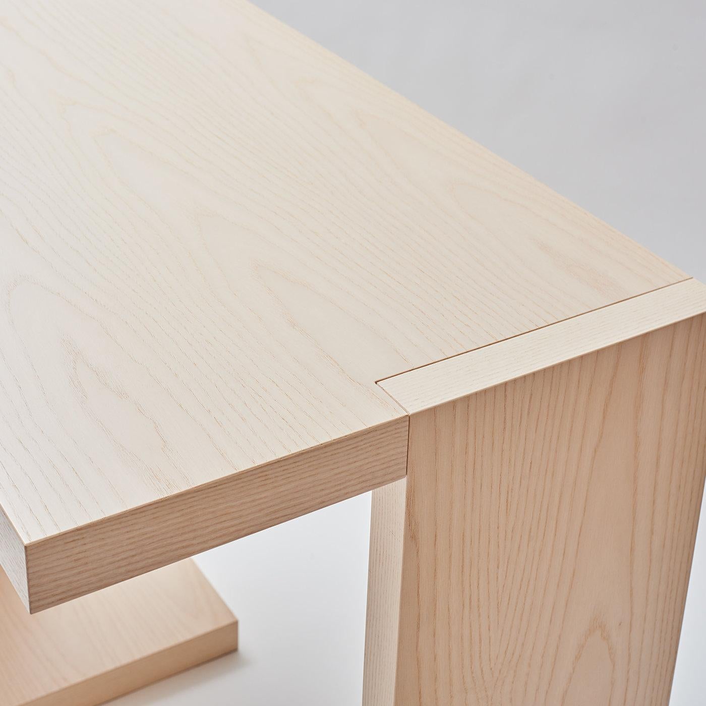 Con un design pulito ed ergonomico che celebra l'essenza naturale del legno, questo scrittoio adornerà senza sforzo qualsiasi contract o interno privato grazie al suo design semplice ma unicamente elegante dell'artista Antonio Saporito. Abilmente