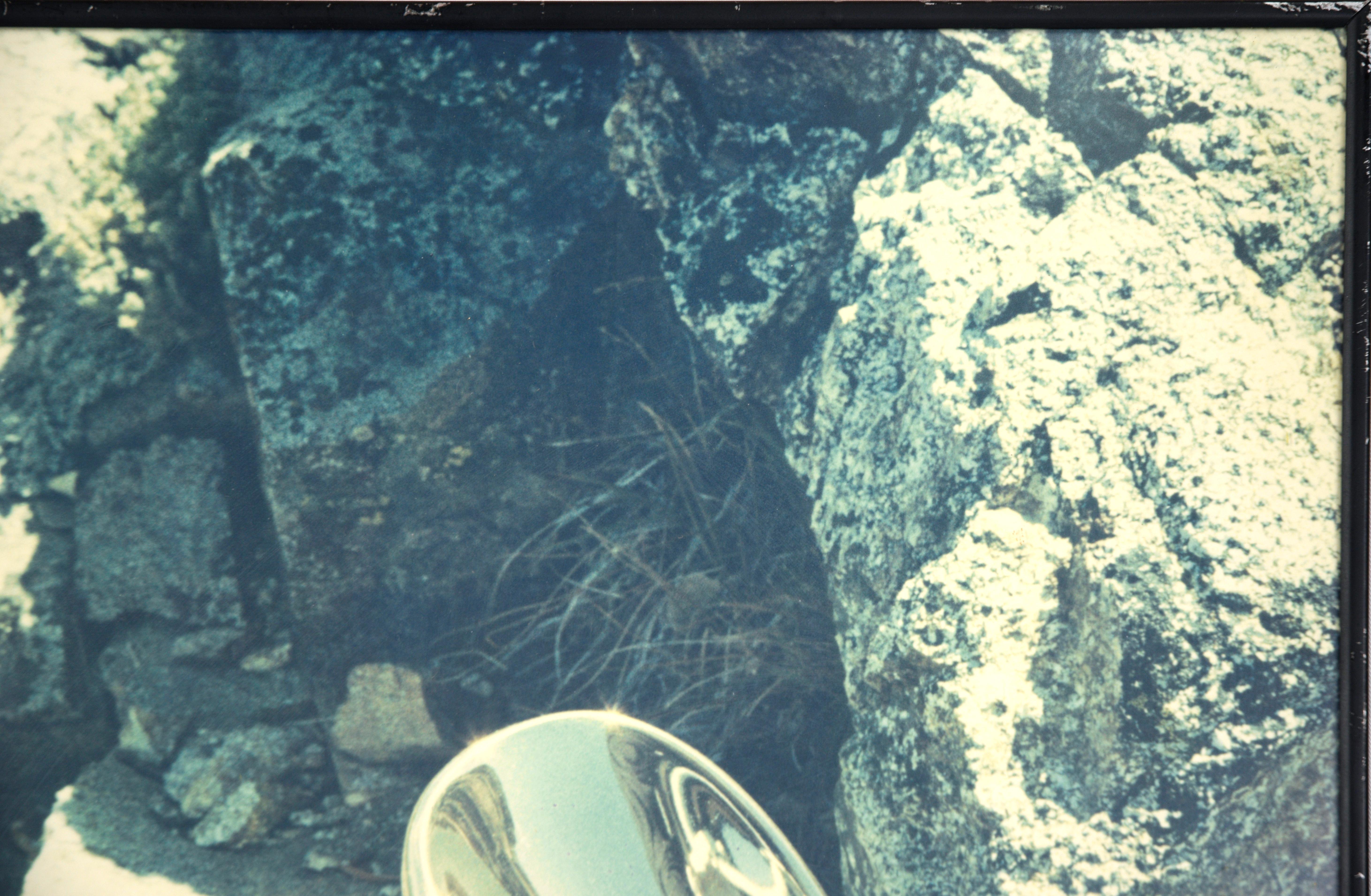 Forme métallique abstraite dans un paysage rocheux - Photographie d'art ésotérique en vente 1